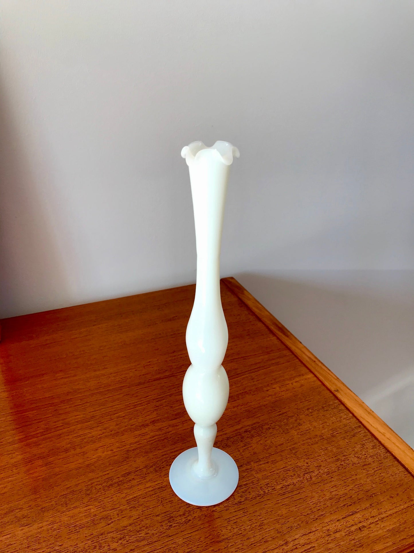 Vase en opaline blanc dentelé élancé années 50-60