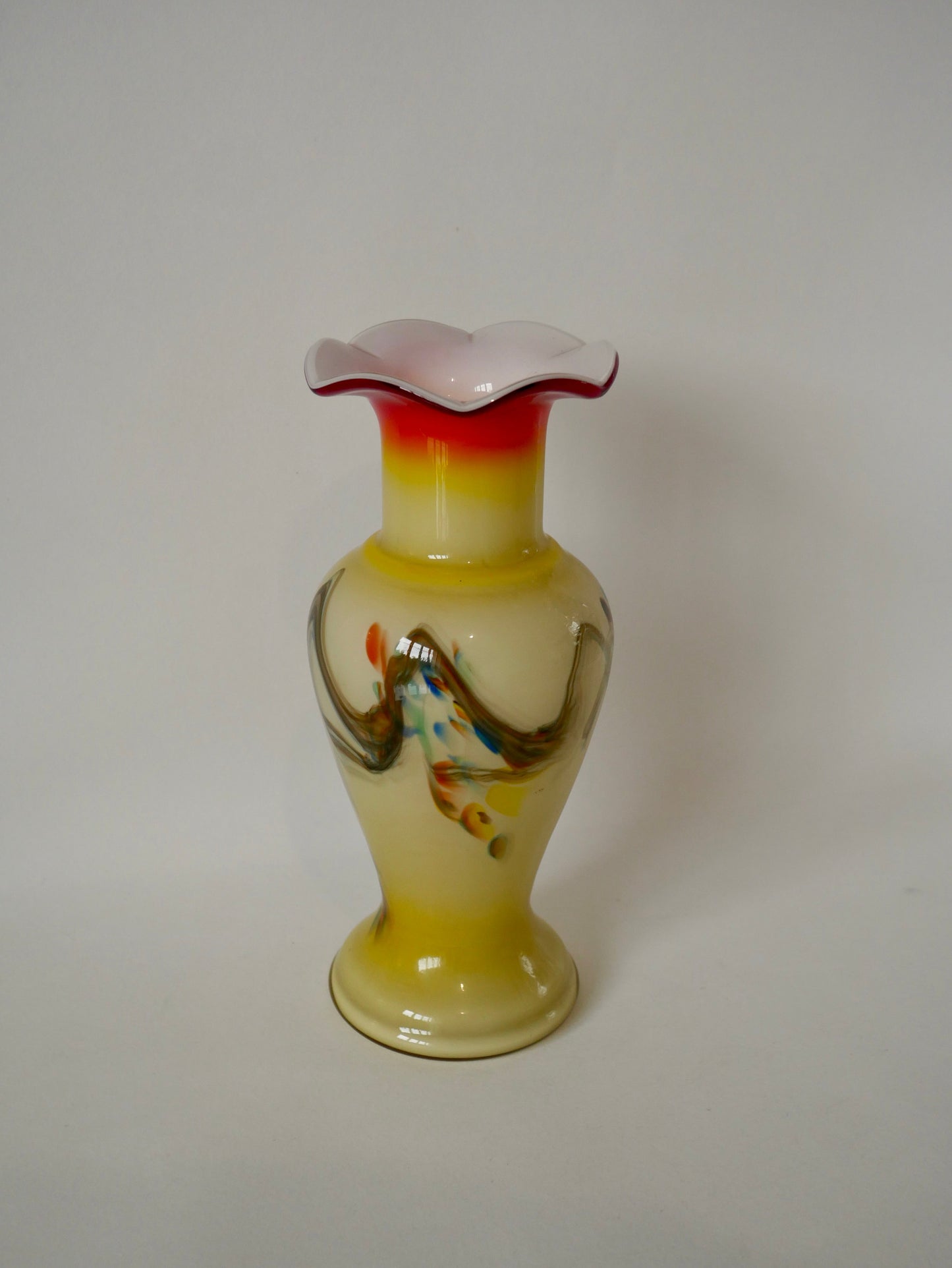 Vase design en opaline jaune marbré années 60