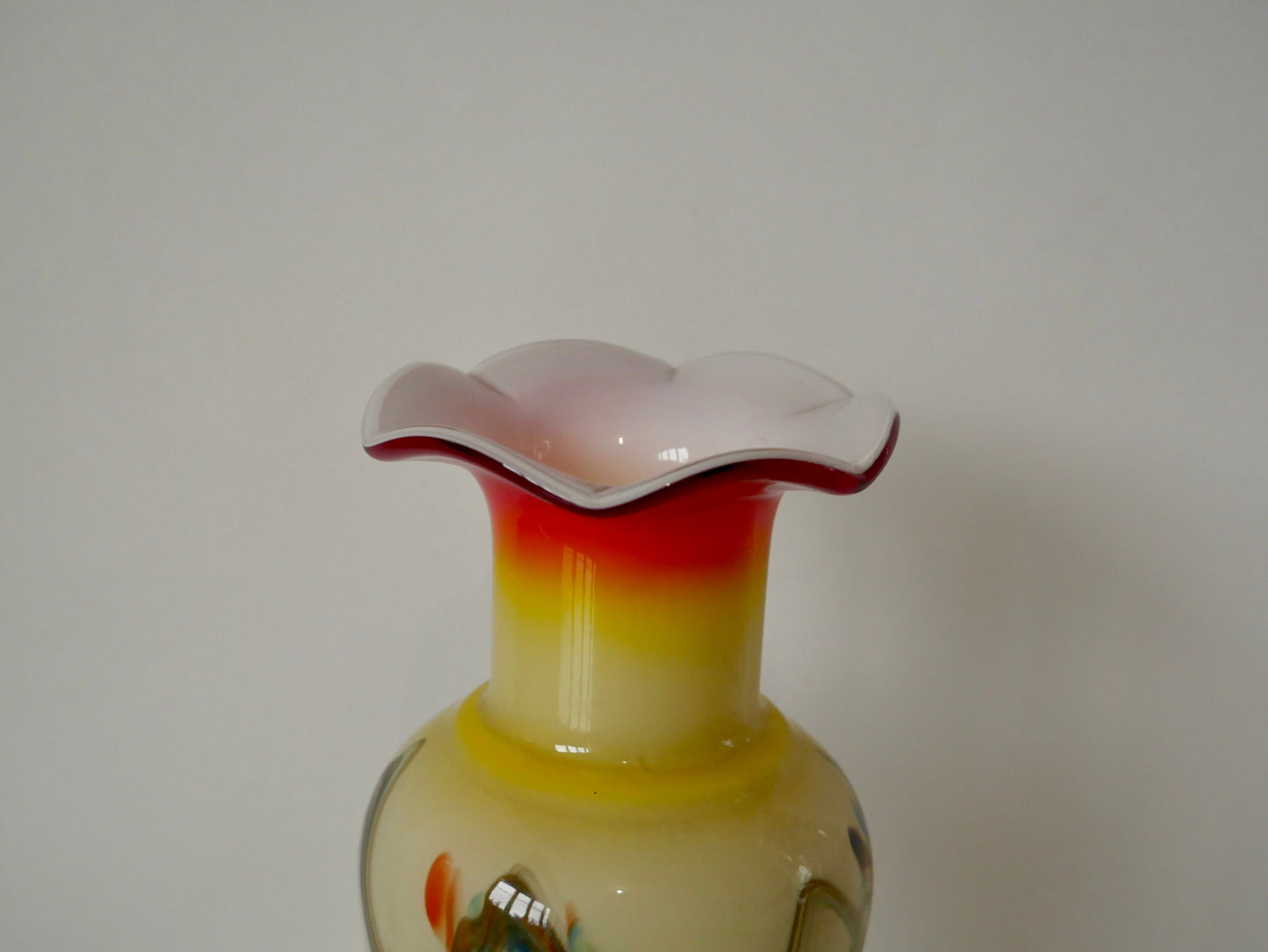 Vase design en opaline jaune marbré années 60