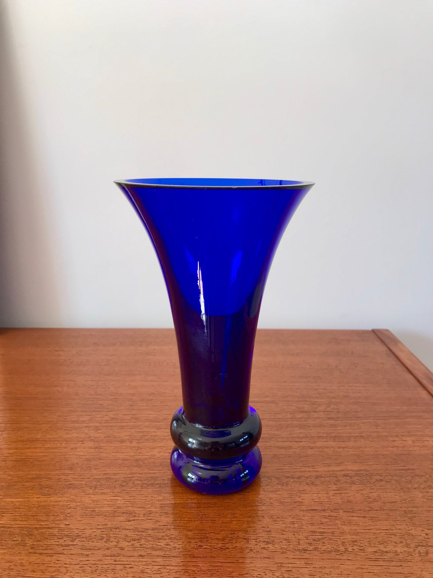 Vase en verre bleu Klein évasé design années 70