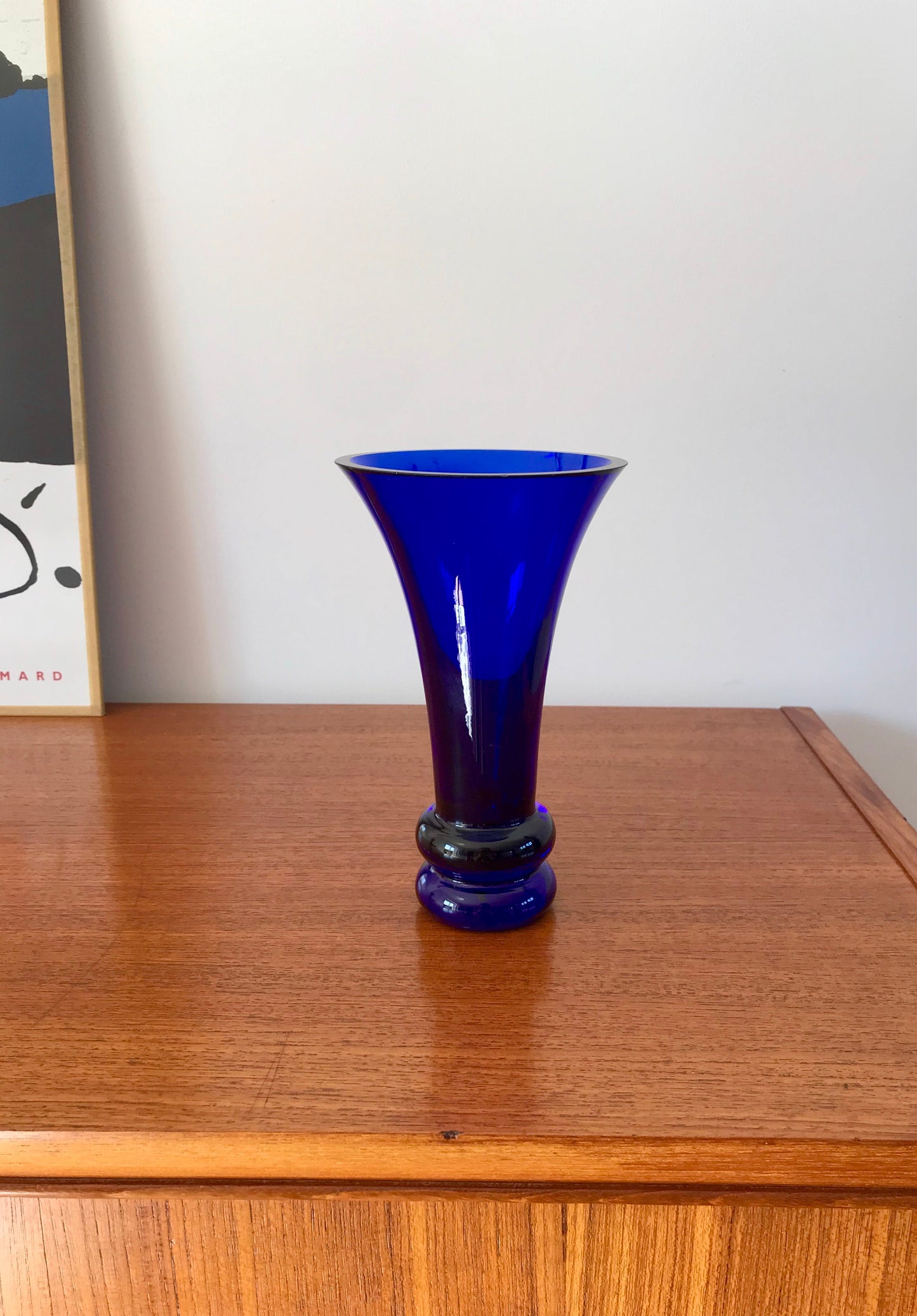 Vase en verre bleu Klein évasé design années 70