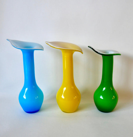 Trio de vases design en opaline jaune, vert et bleu années 60