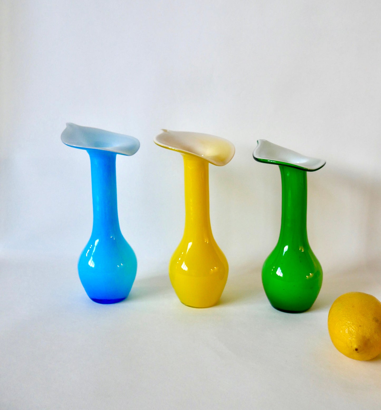 Trio de vases design en opaline jaune, vert et bleu années 60