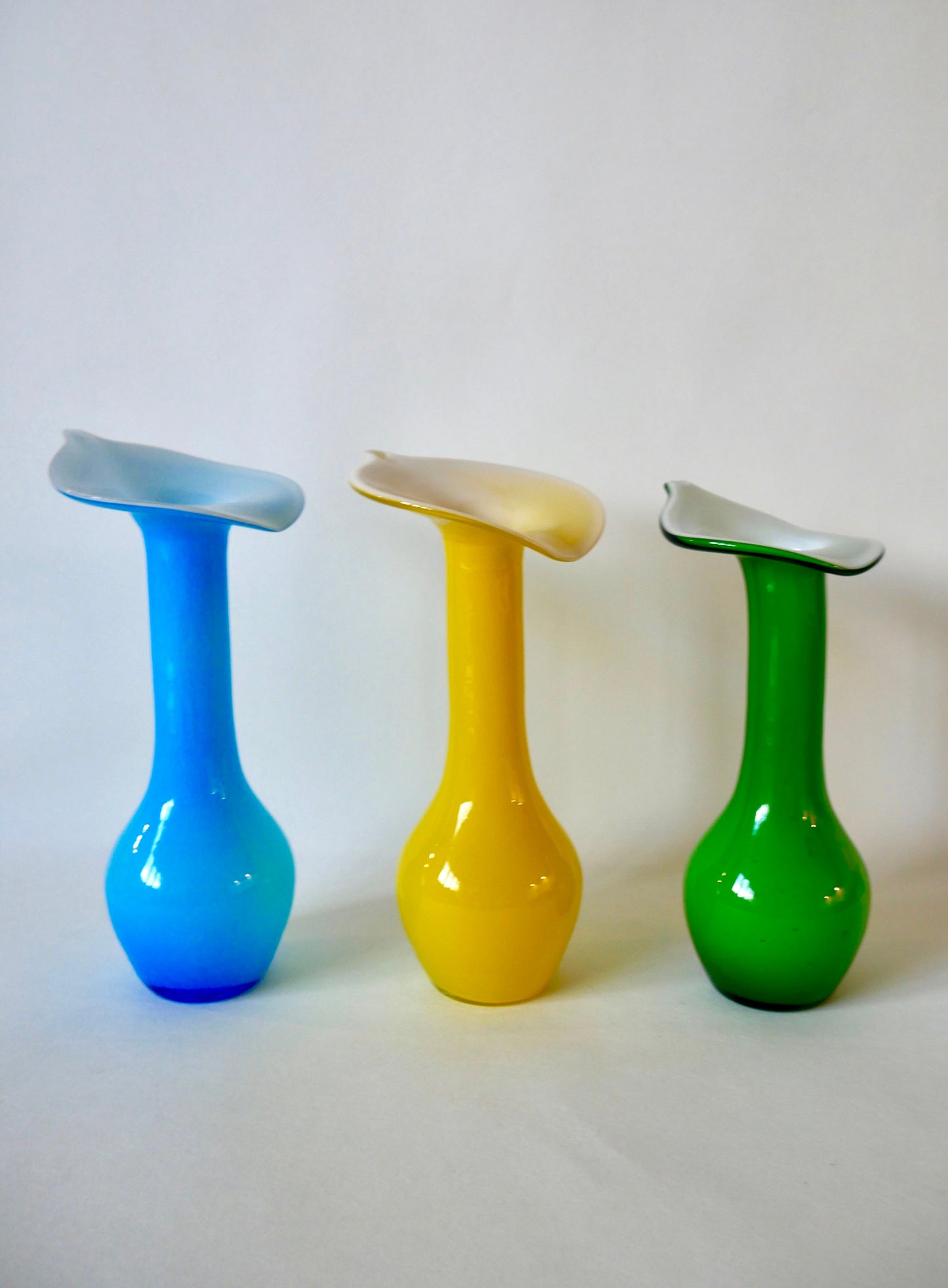 Trio de vases design en opaline jaune, vert et bleu années 60