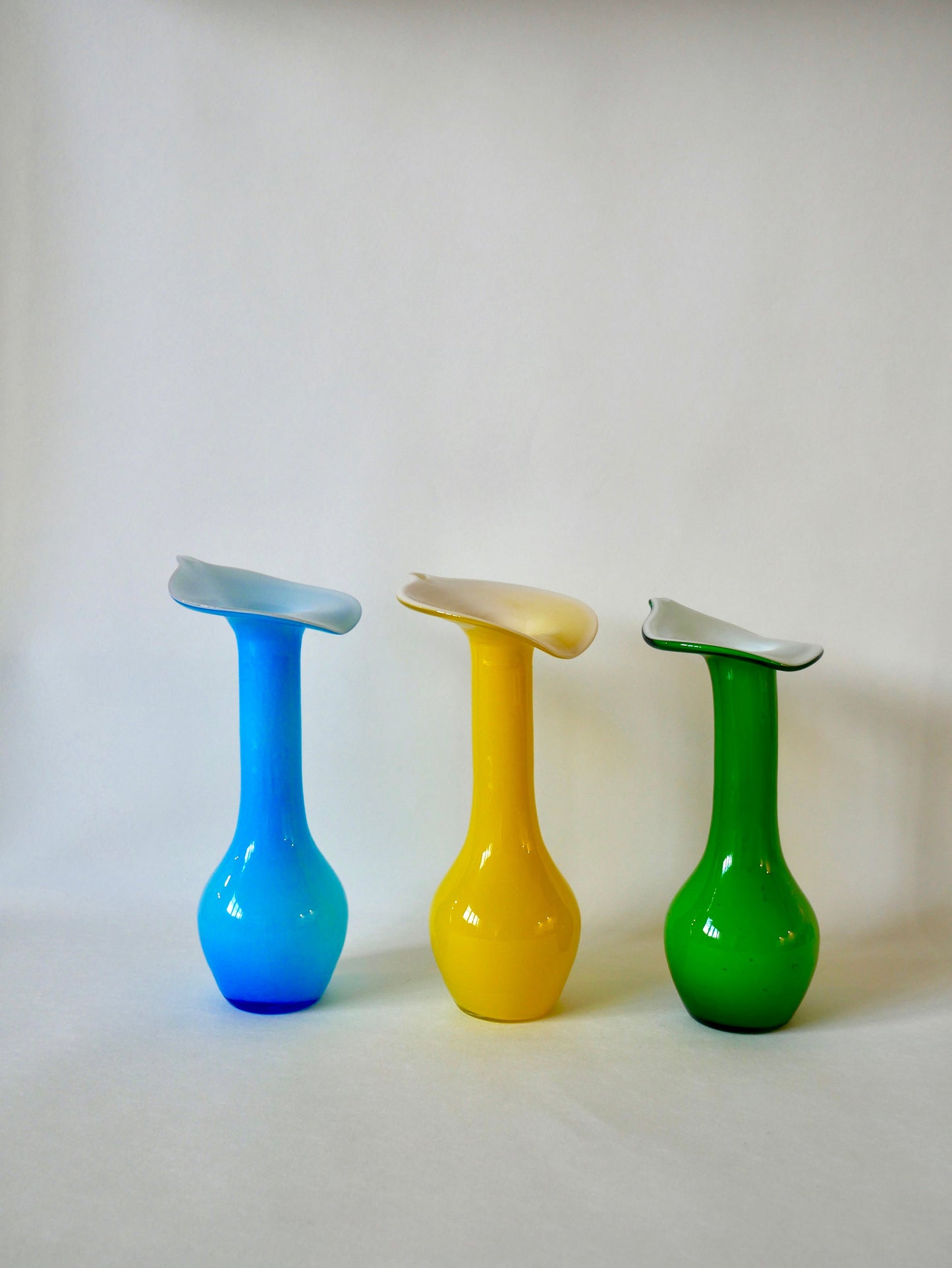 Trio de vases design en opaline jaune, vert et bleu années 60