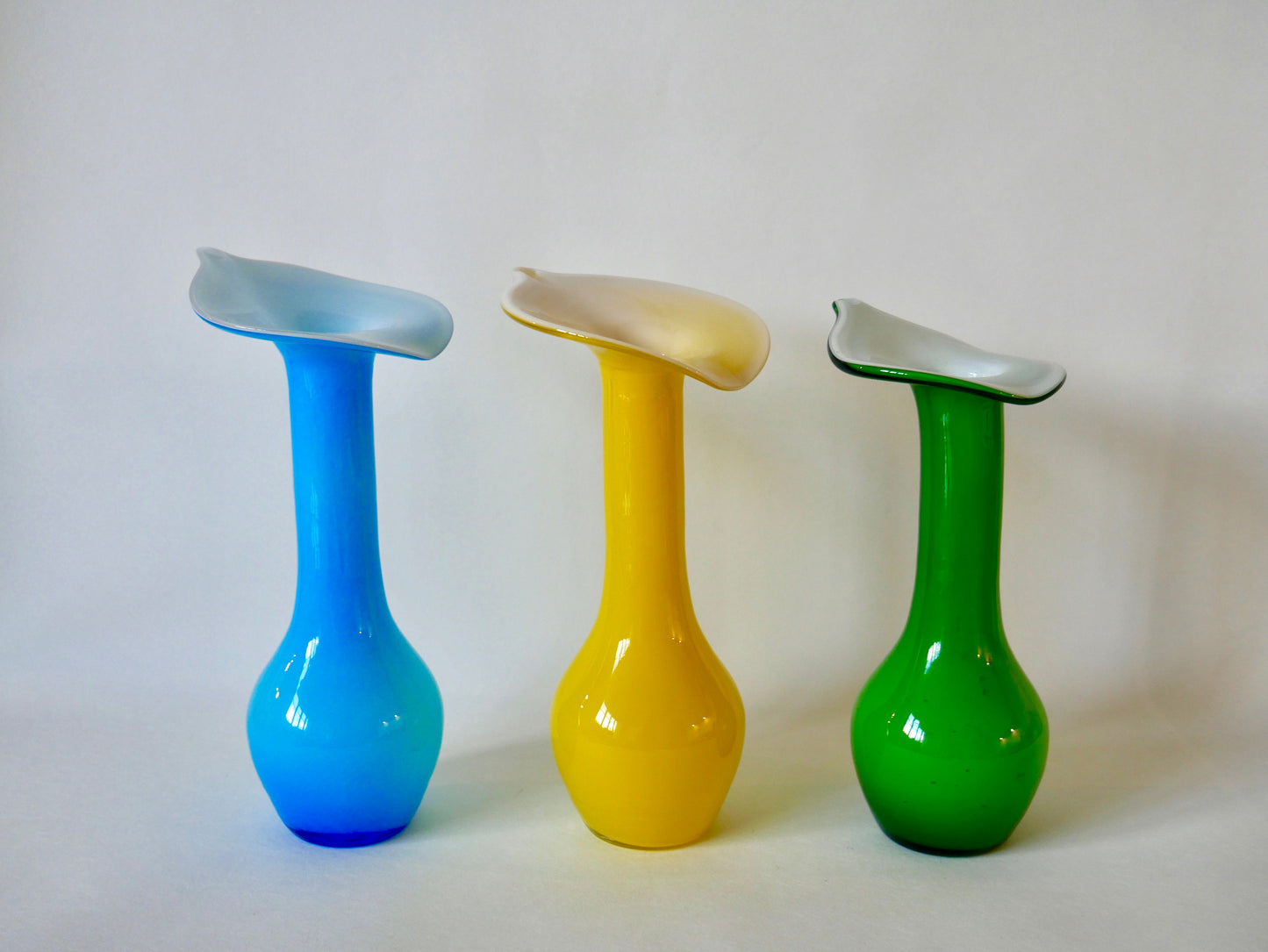 Trio de vases design en opaline jaune, vert et bleu années 60