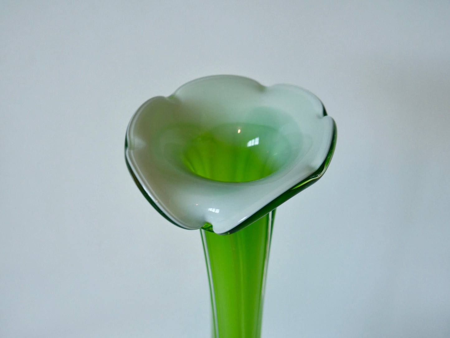 Grand vase en opaline vert et blanc, 1970