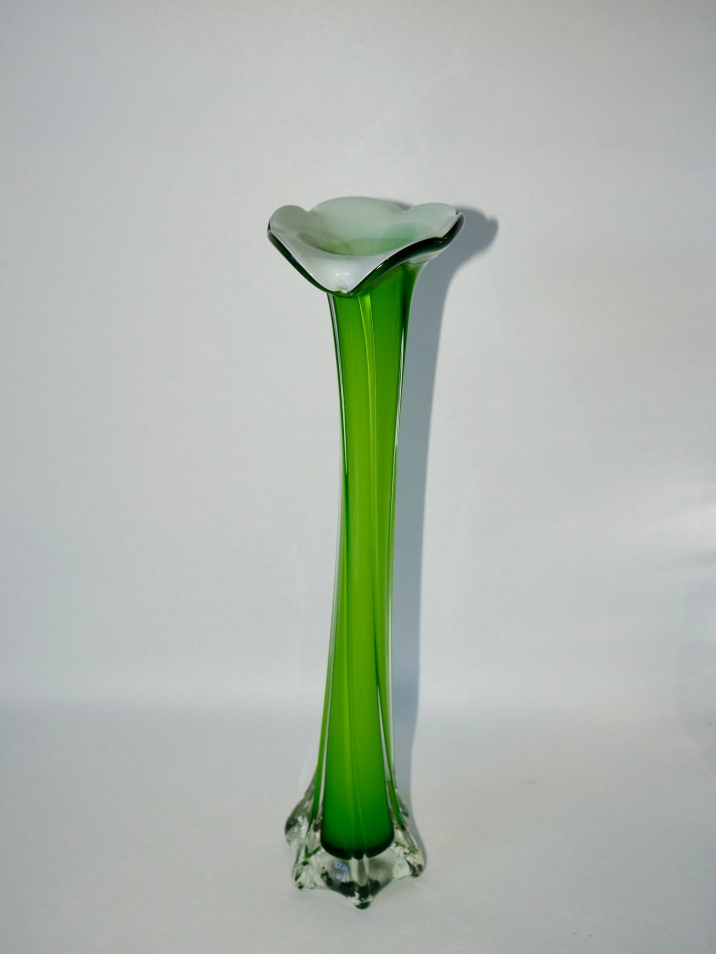 Grand vase en opaline vert et blanc, 1970