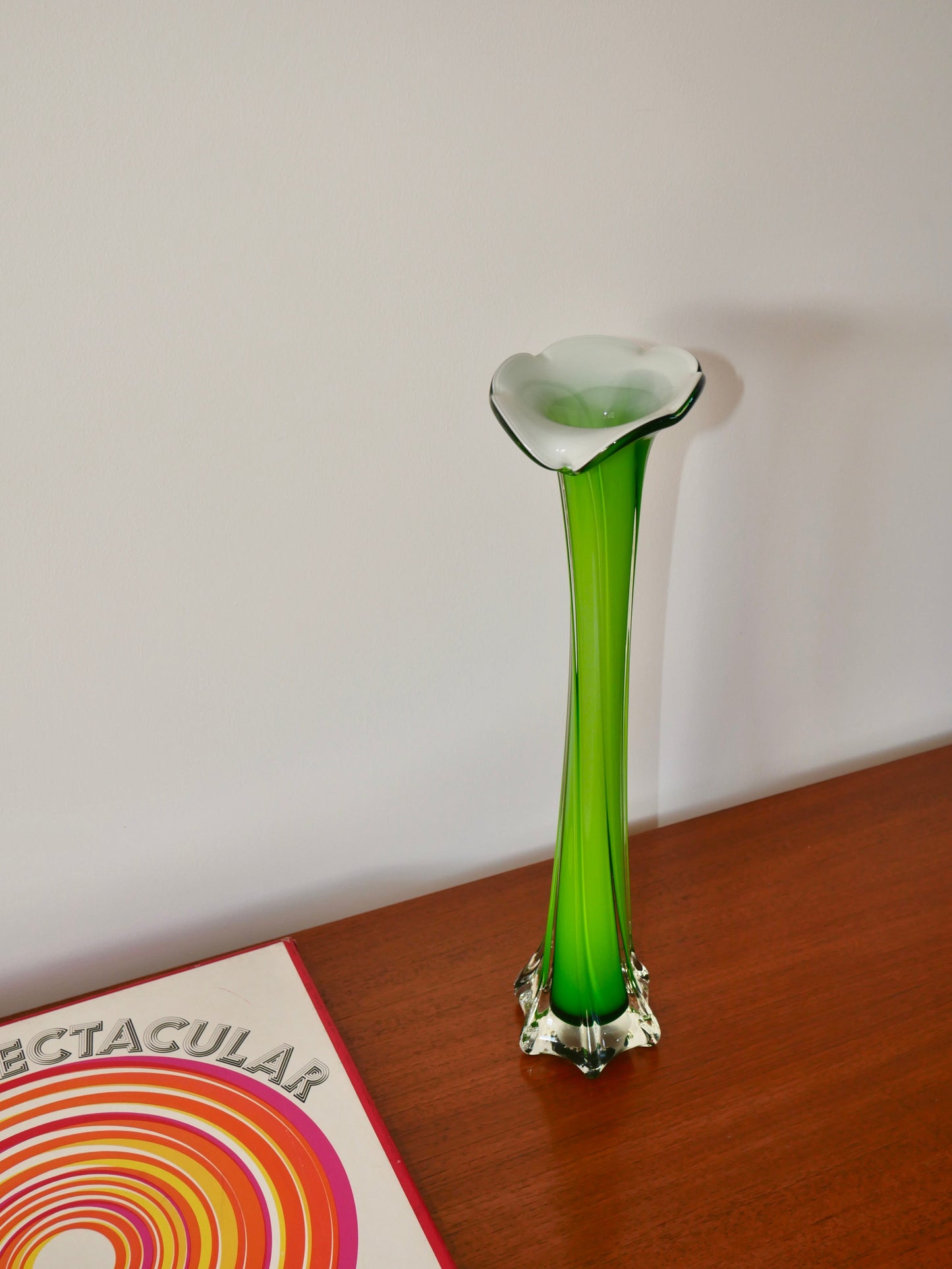 Grand vase en opaline vert et blanc, 1970