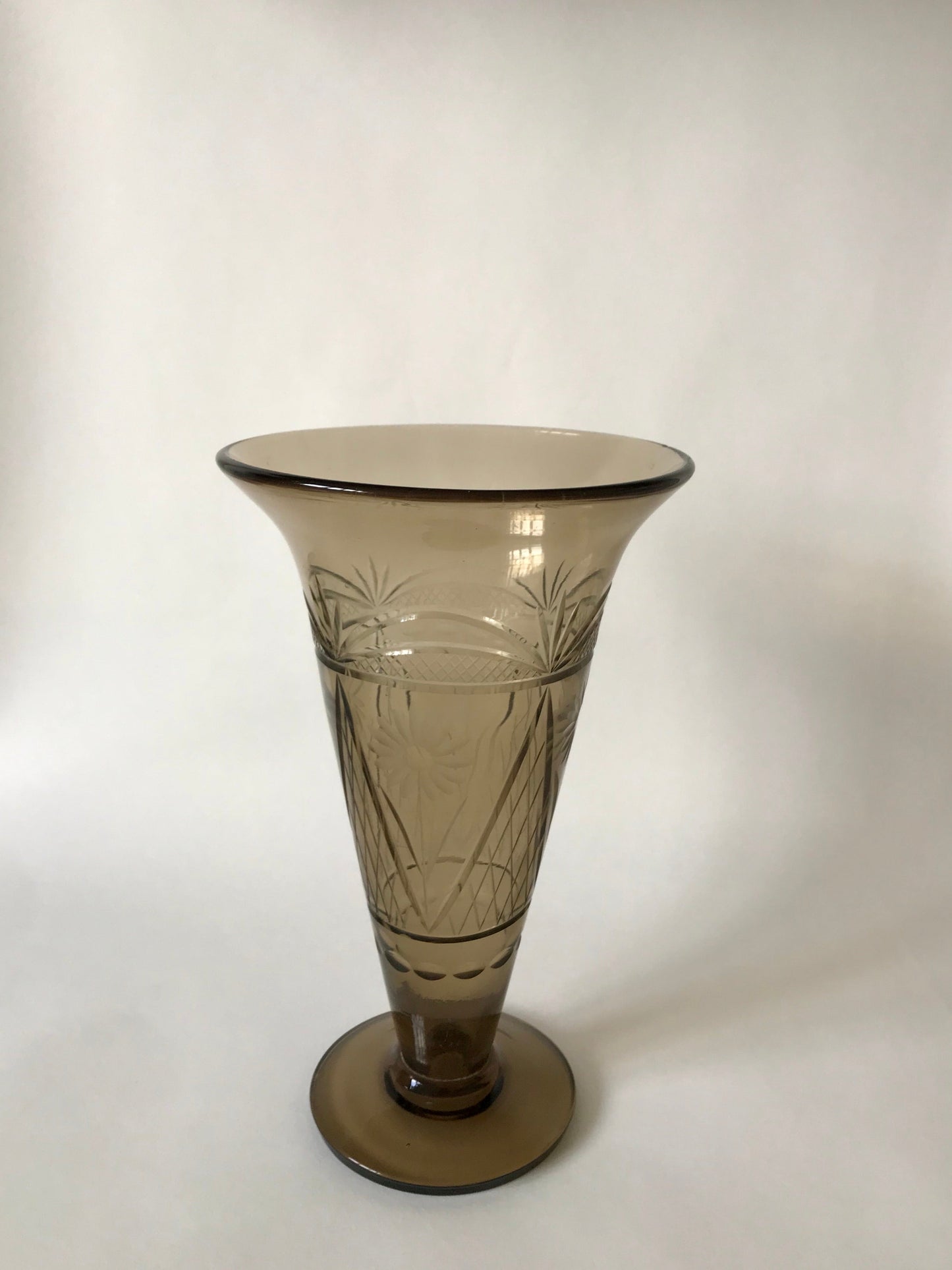 Grand vase gravé en verre fumé années 60