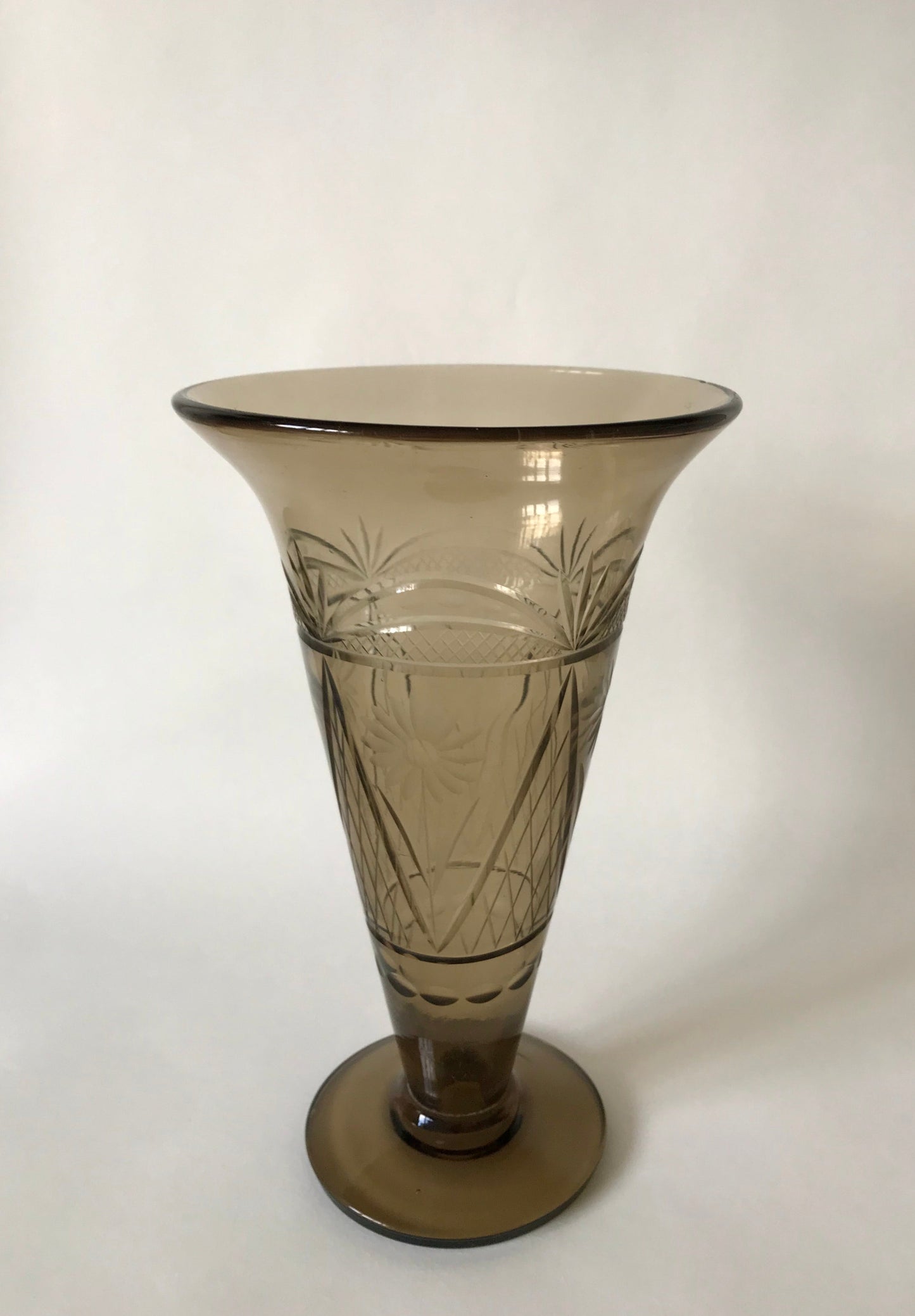 Grand vase gravé en verre fumé années 60