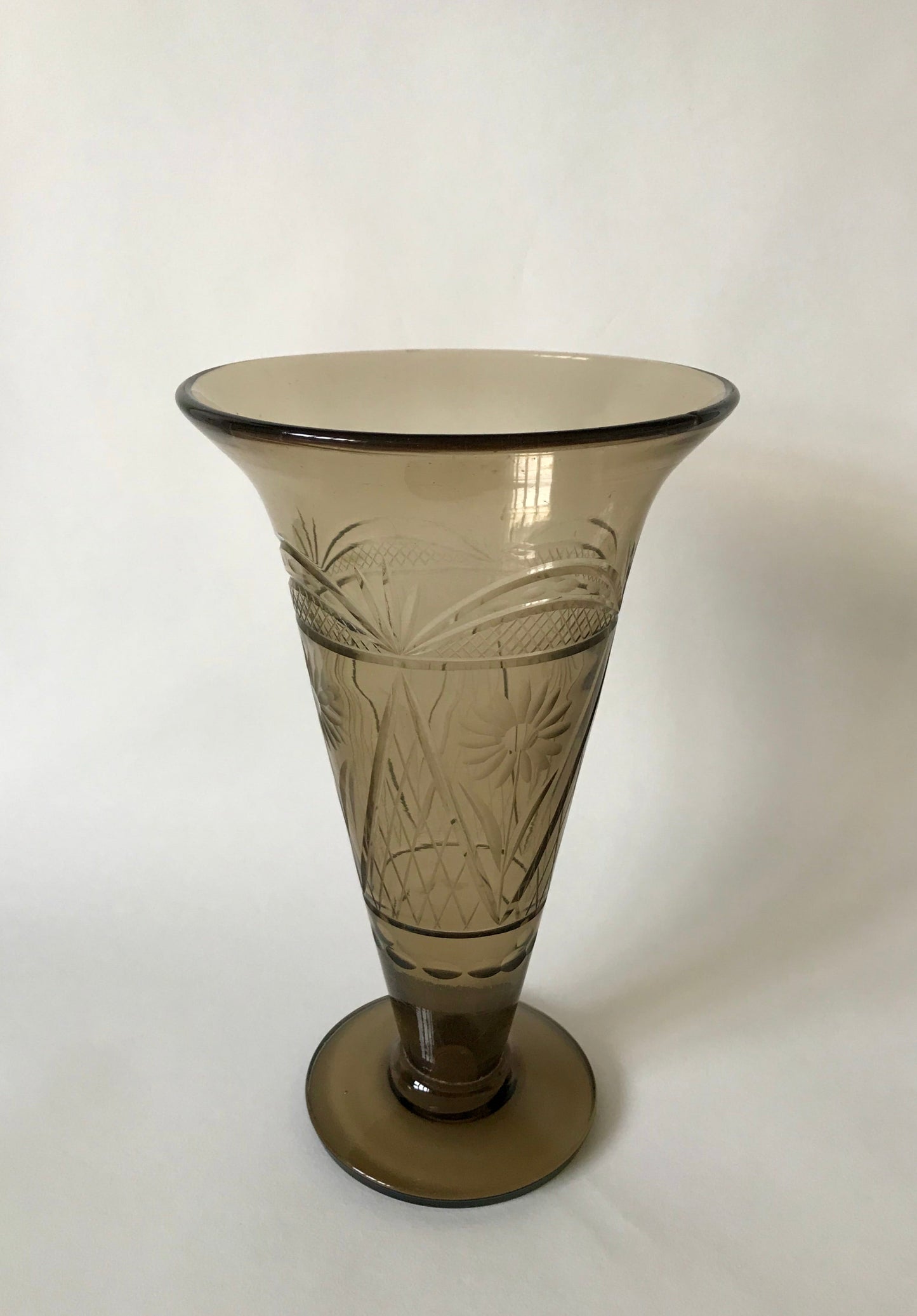 Grand vase gravé en verre fumé années 60