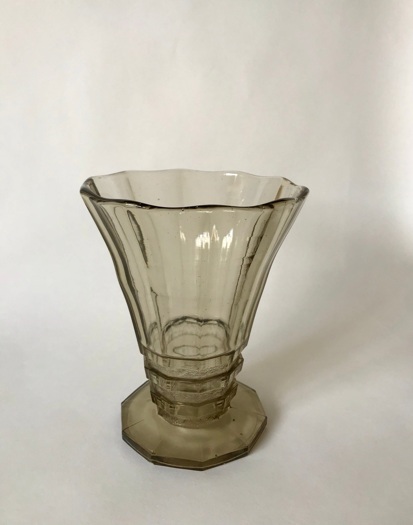 Vase en verre fumé moulé et soufflé Made in Belgium années 60-70