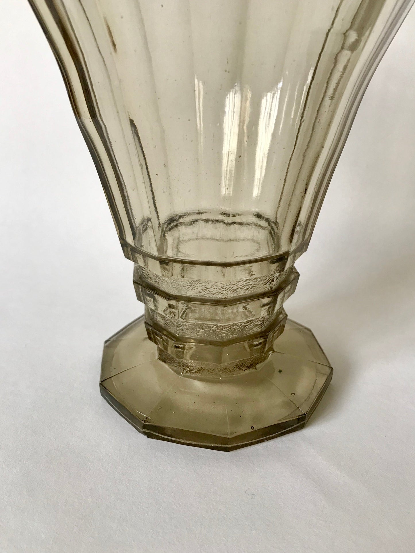 Vase en verre fumé moulé et soufflé Made in Belgium années 60-70