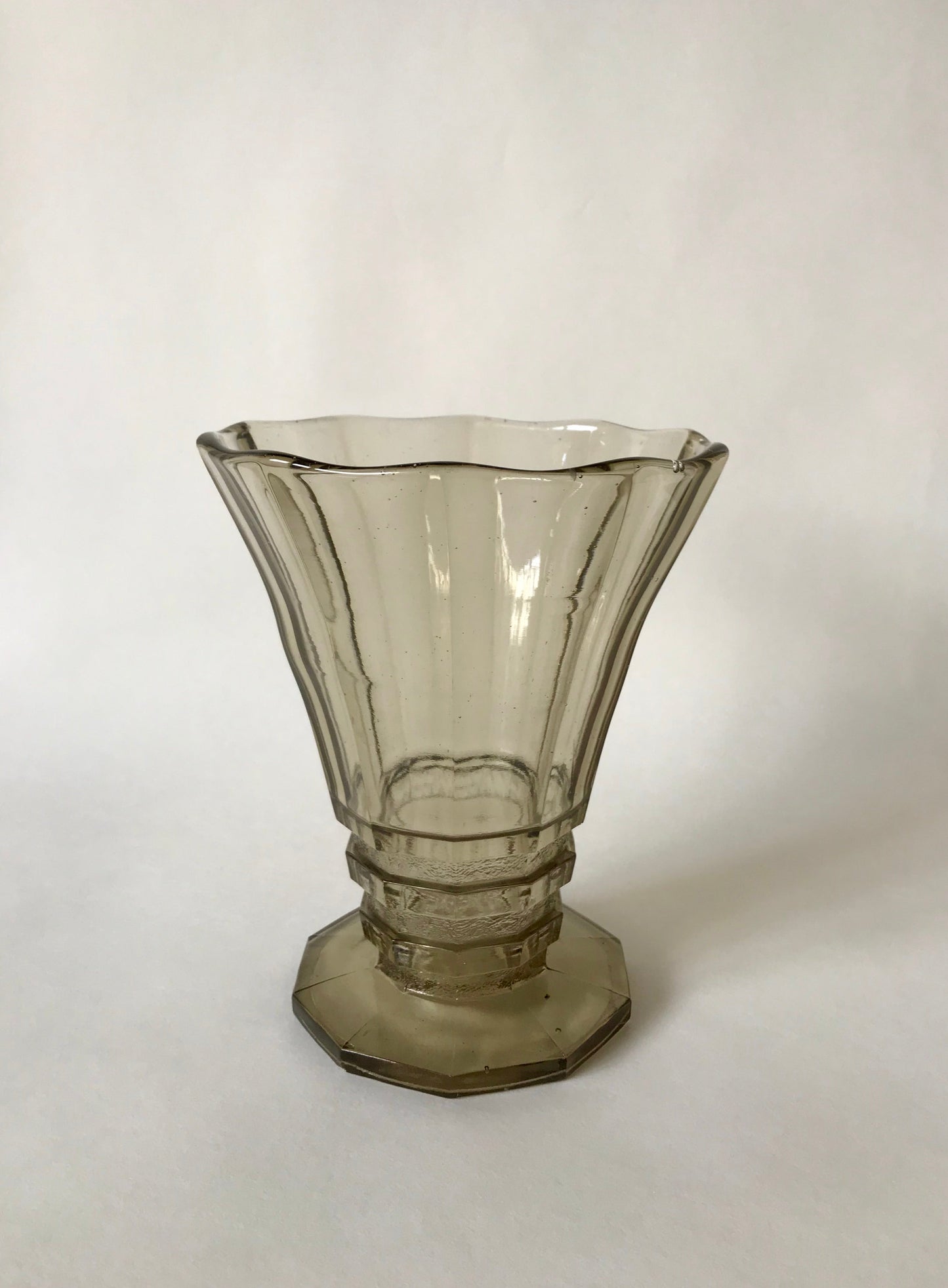 Vase en verre fumé moulé et soufflé Made in Belgium années 60-70