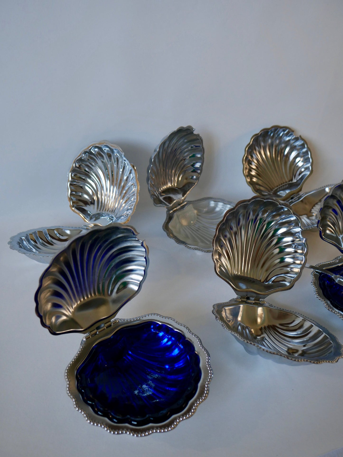 Coquillage vide-poche en métal argenté et intérieur en verre bleu avec couteau années 60-70