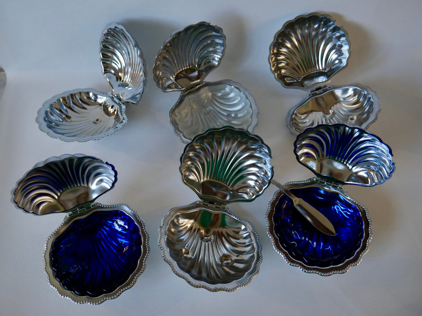 Coquillage vide-poche en métal argenté et intérieur en verre bleu avec couteau années 60-70