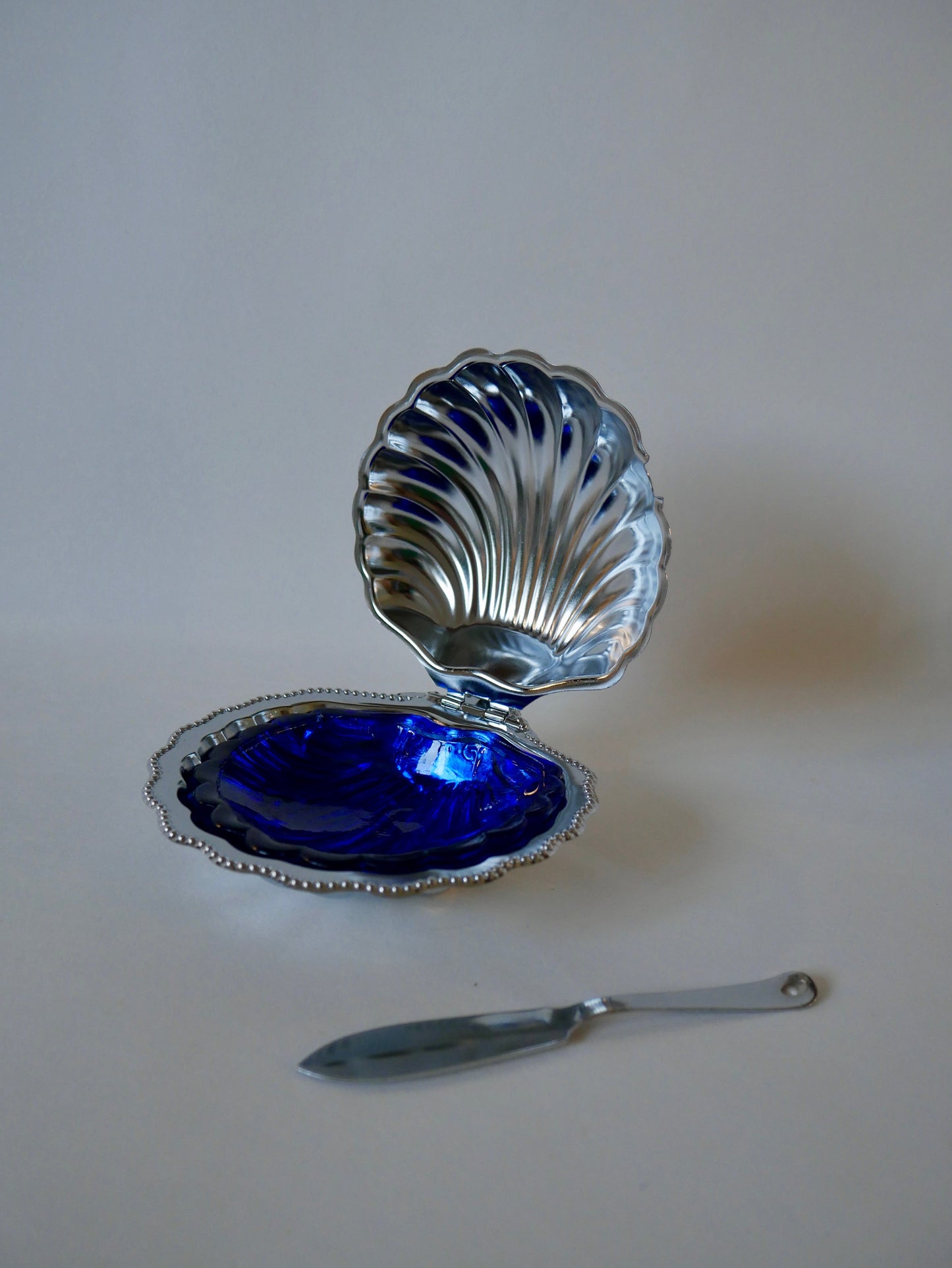 Coquillage vide-poche en métal argenté et intérieur en verre bleu avec couteau années 60-70