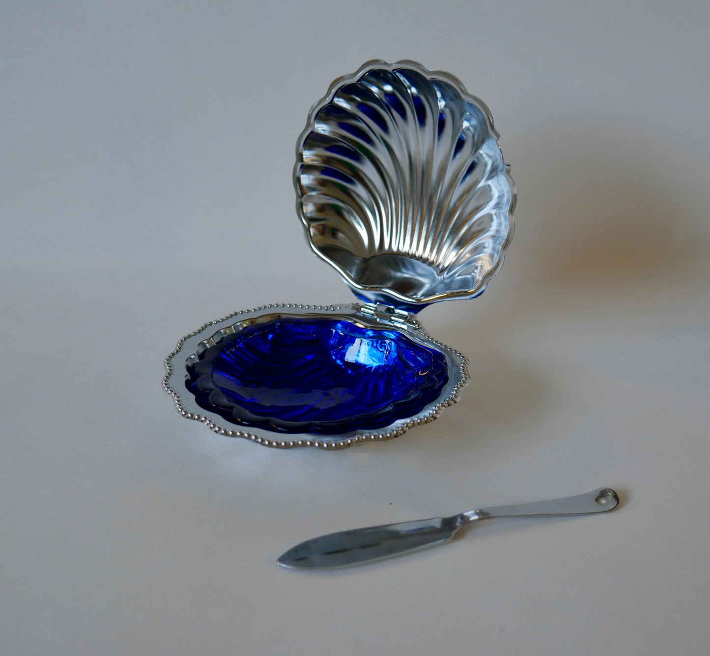 Coquillage vide-poche en métal argenté et intérieur en verre bleu avec couteau années 60-70