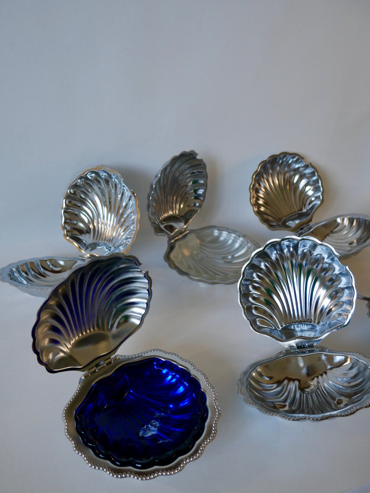 Coquillage vide-poche en métal argenté et intérieur en verre bleu avec couteau années 60-70