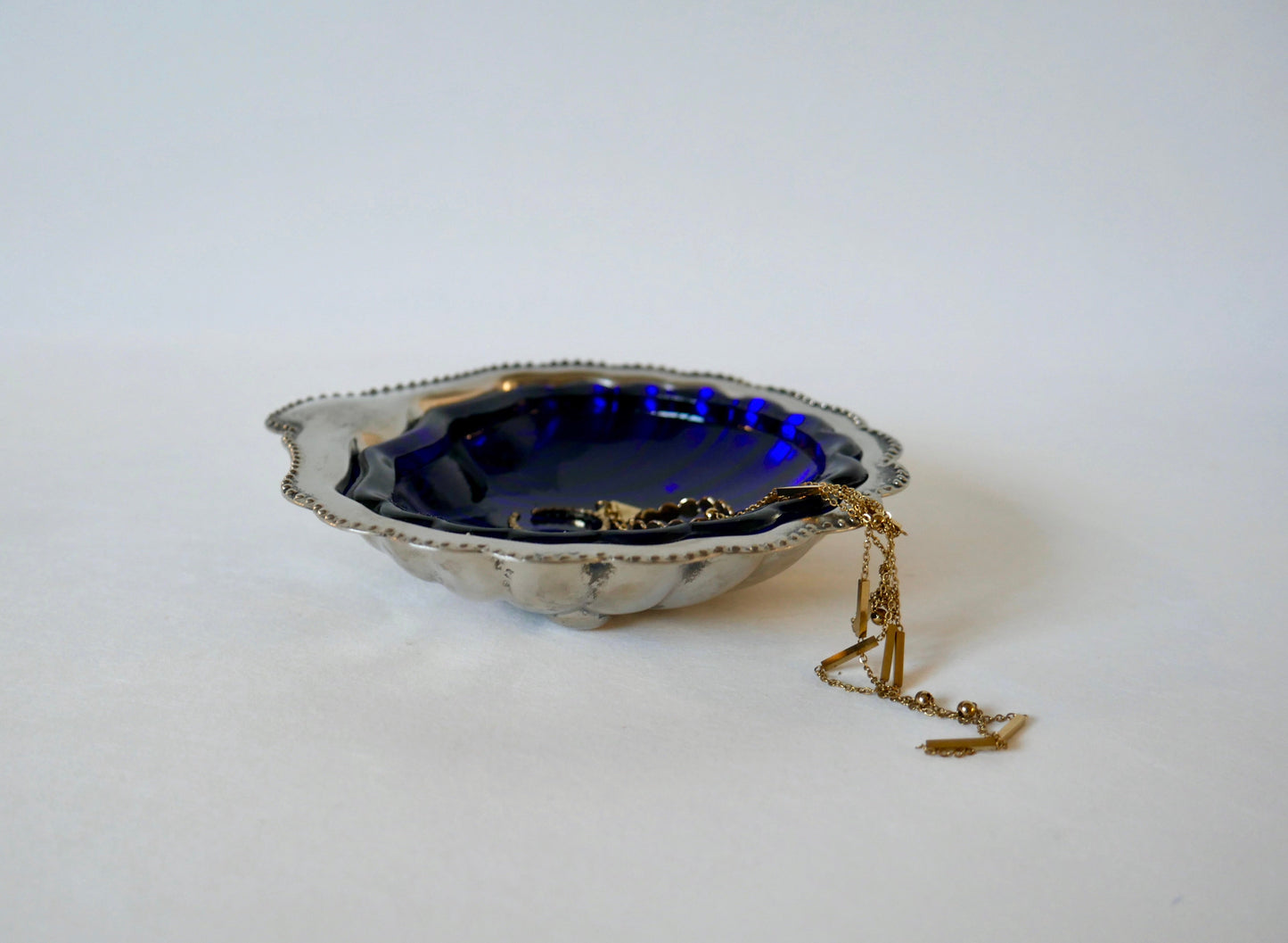 Coquillage vide-poche en métal argenté et intérieur en verre bleu années 60-70