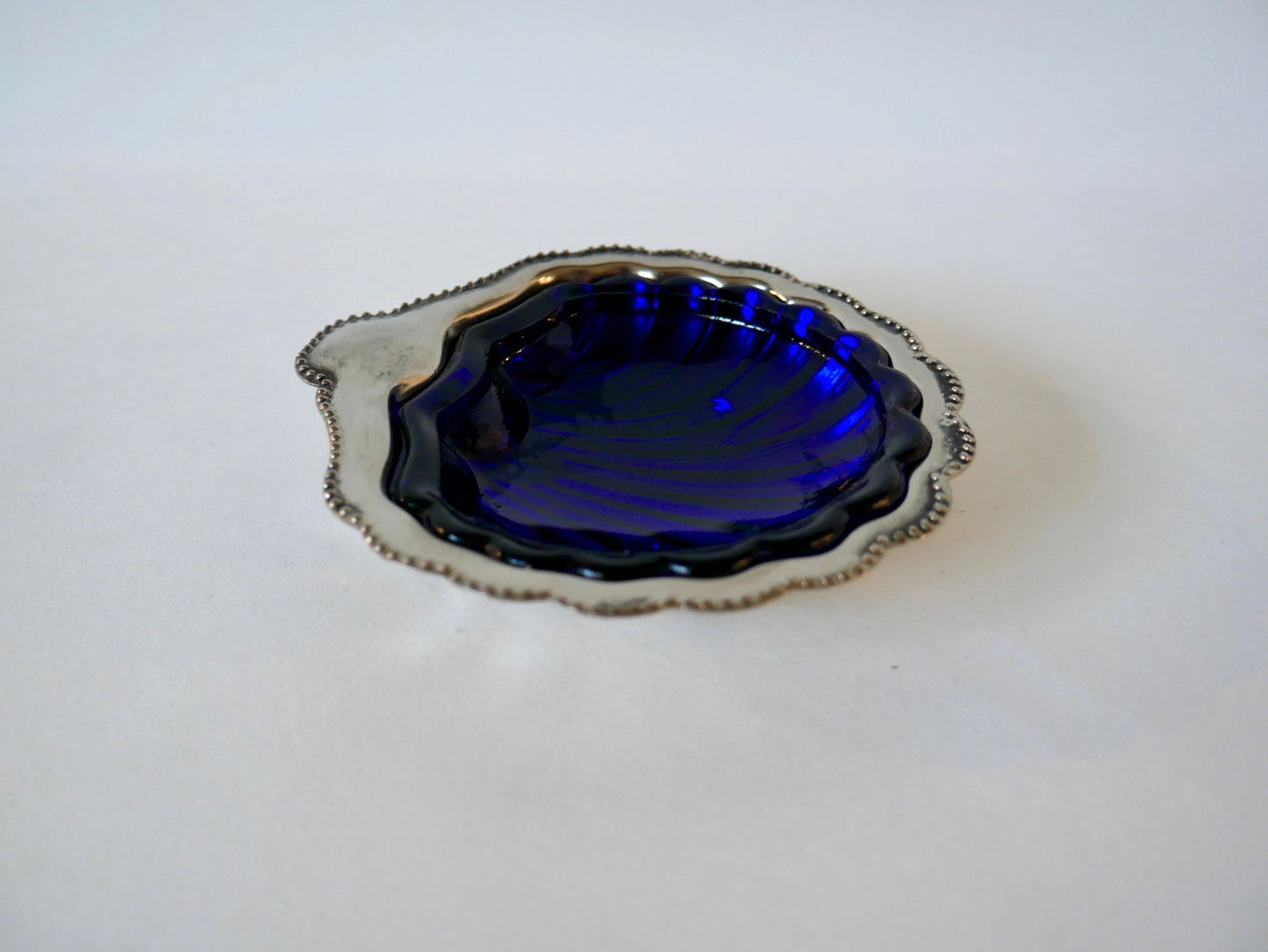 Coquillage vide-poche en métal argenté et intérieur en verre bleu années 60-70