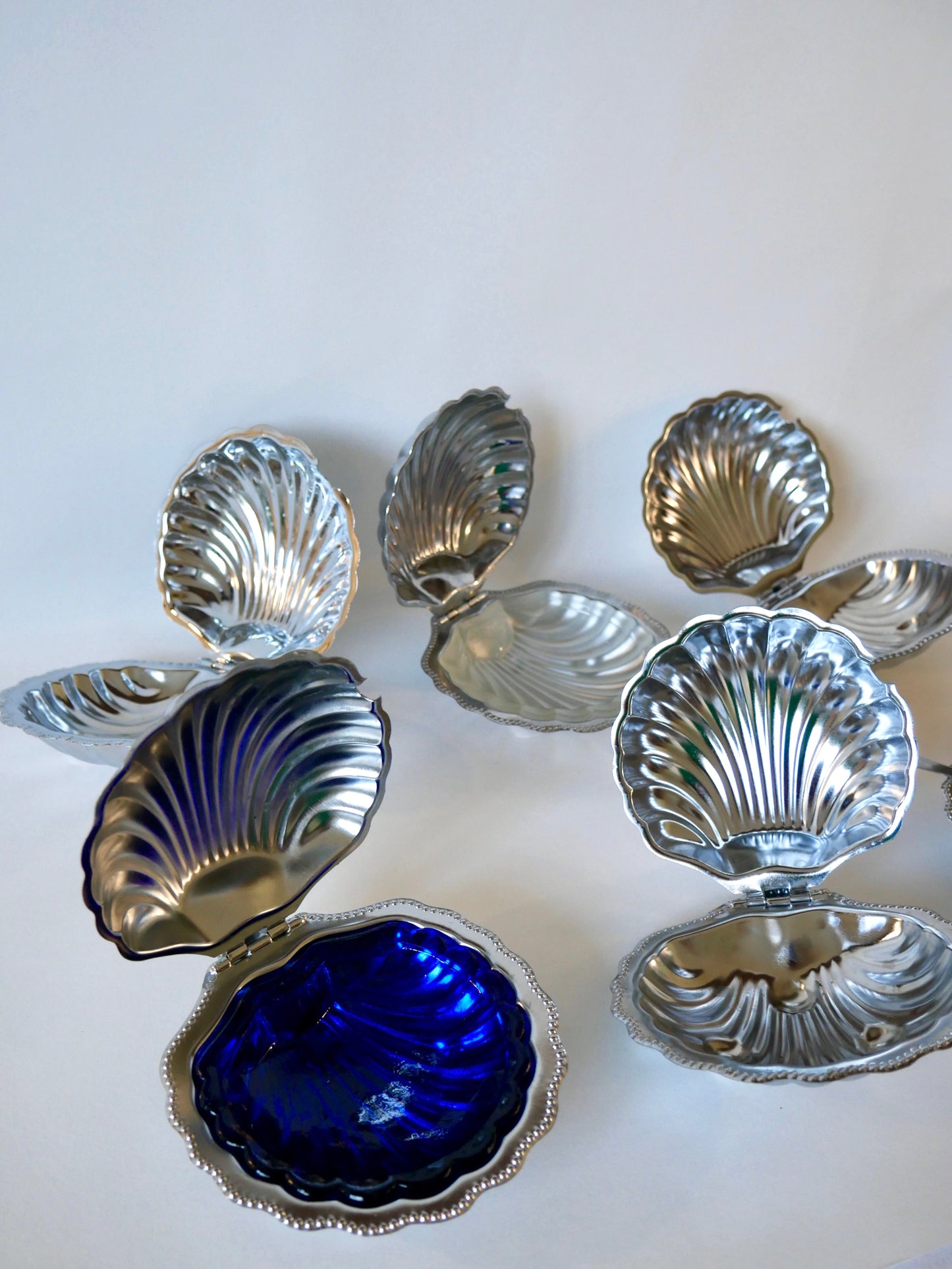 Coquillage vide-poche en métal argenté et intérieur en verre bleu années 60-70