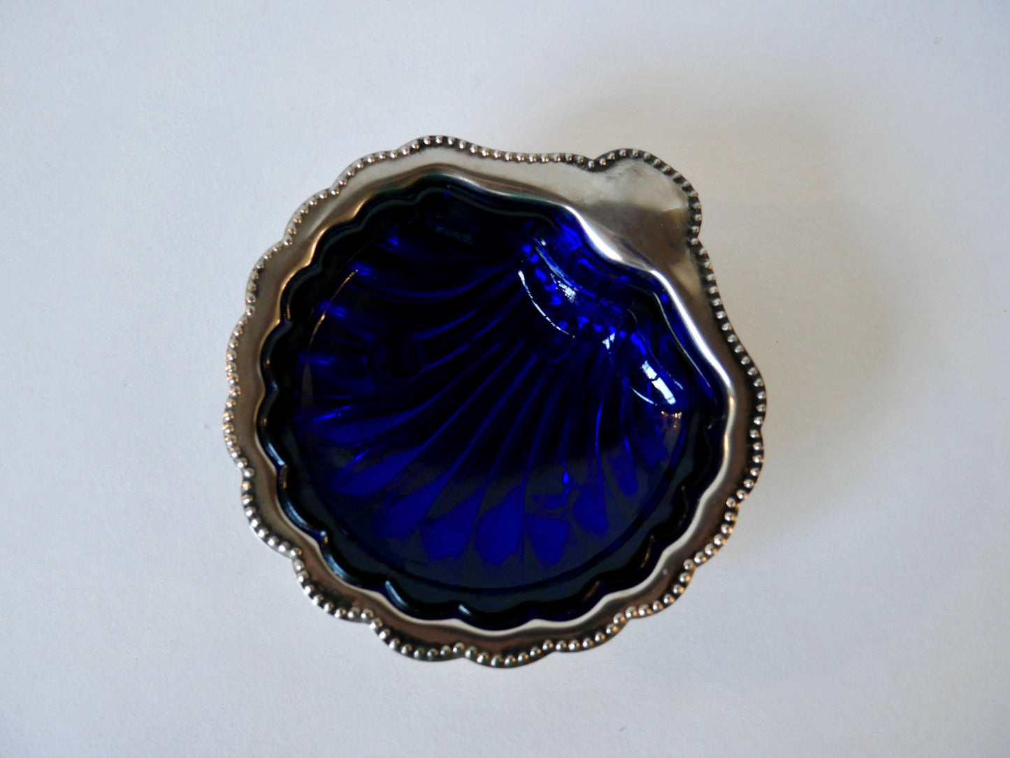 Coquillage vide-poche en métal argenté et intérieur en verre bleu années 60-70