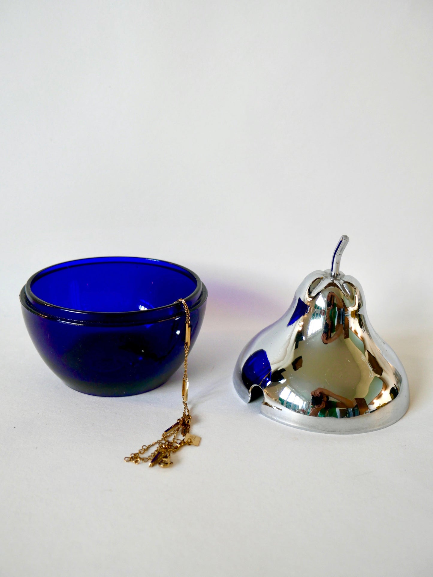 Beurrier poire en métal argenté et verre bleu années 70