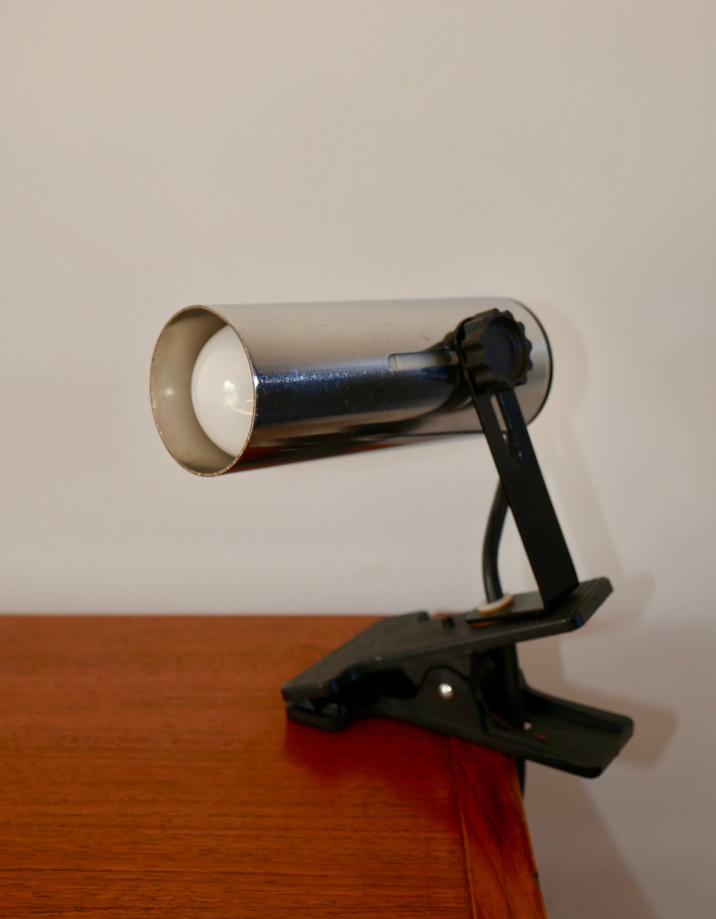 Lampe spot à pince chromée et noire années 70