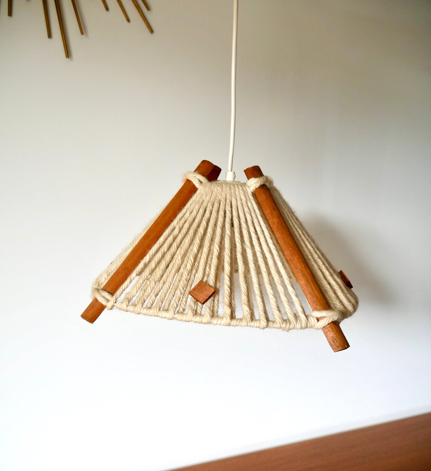 Suspension scandinave en bois et laine Made in RDA années 60-70