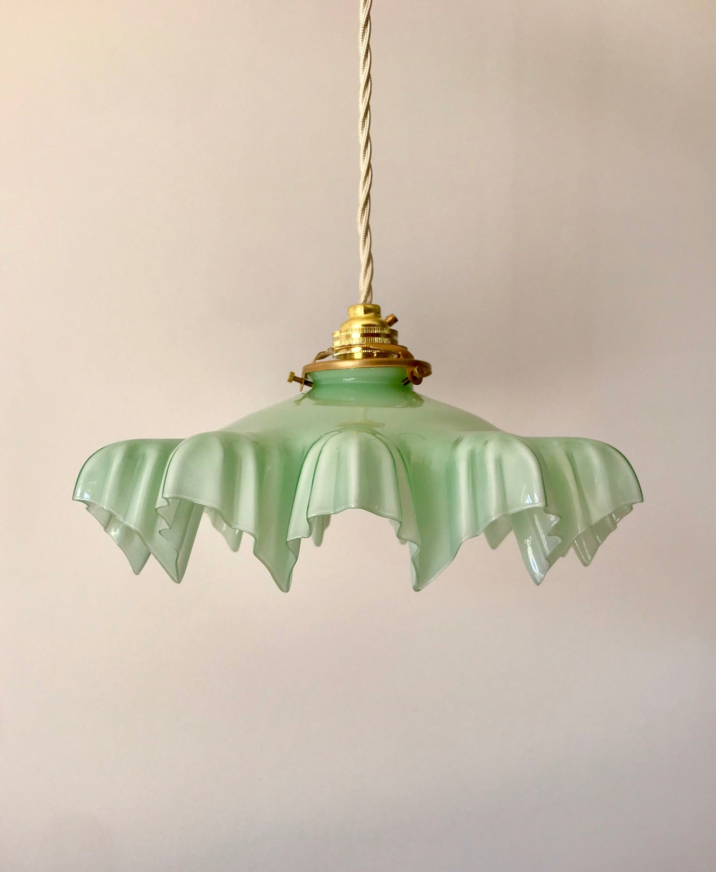 Suspension en opaline dentelée vert menthe années 50