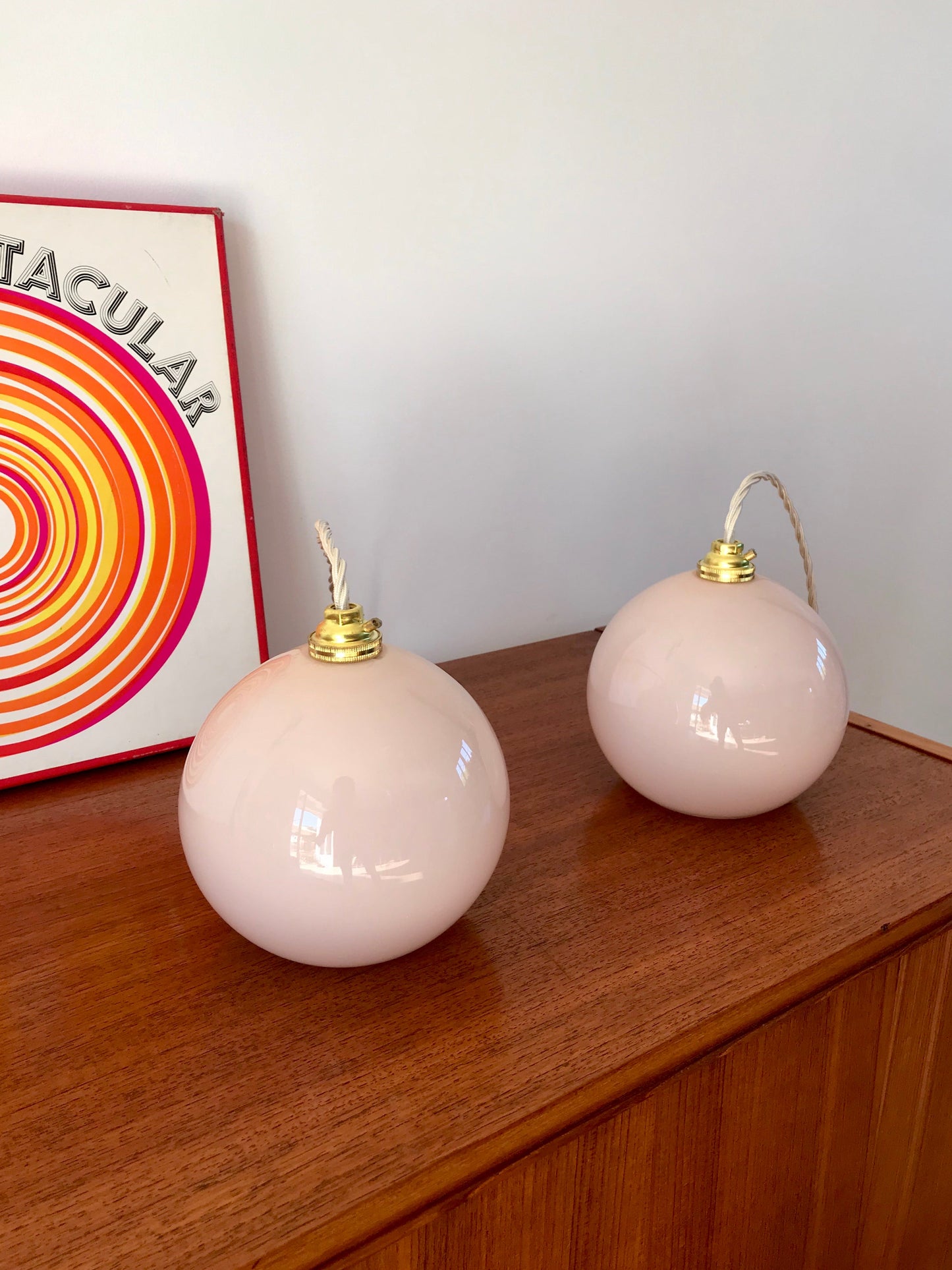 Paire de suspensions en opaline boules rose bonbon années 50