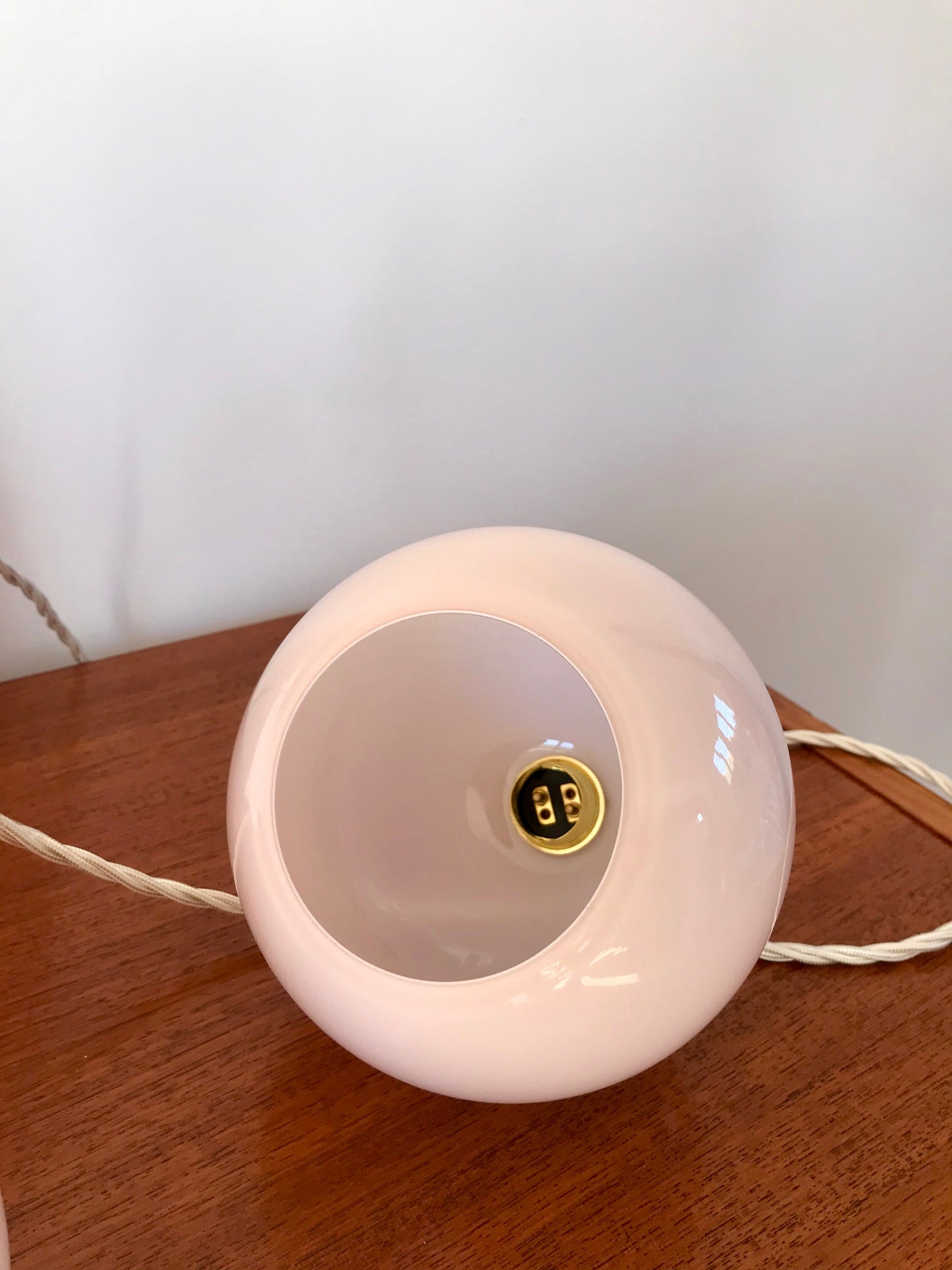 Paire de suspensions en opaline boules rose bonbon années 50