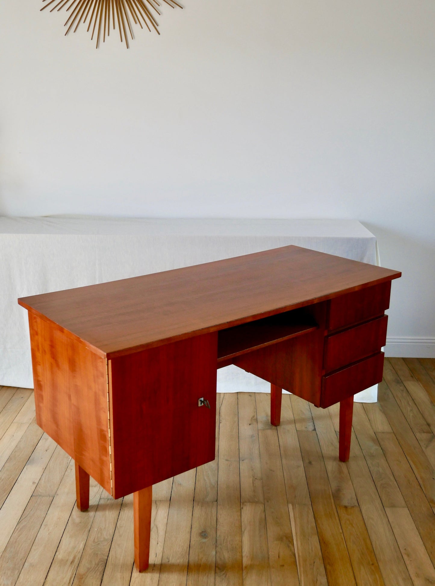 Bureau design scandinave en bois de hêtre Mid Century Circa 1950