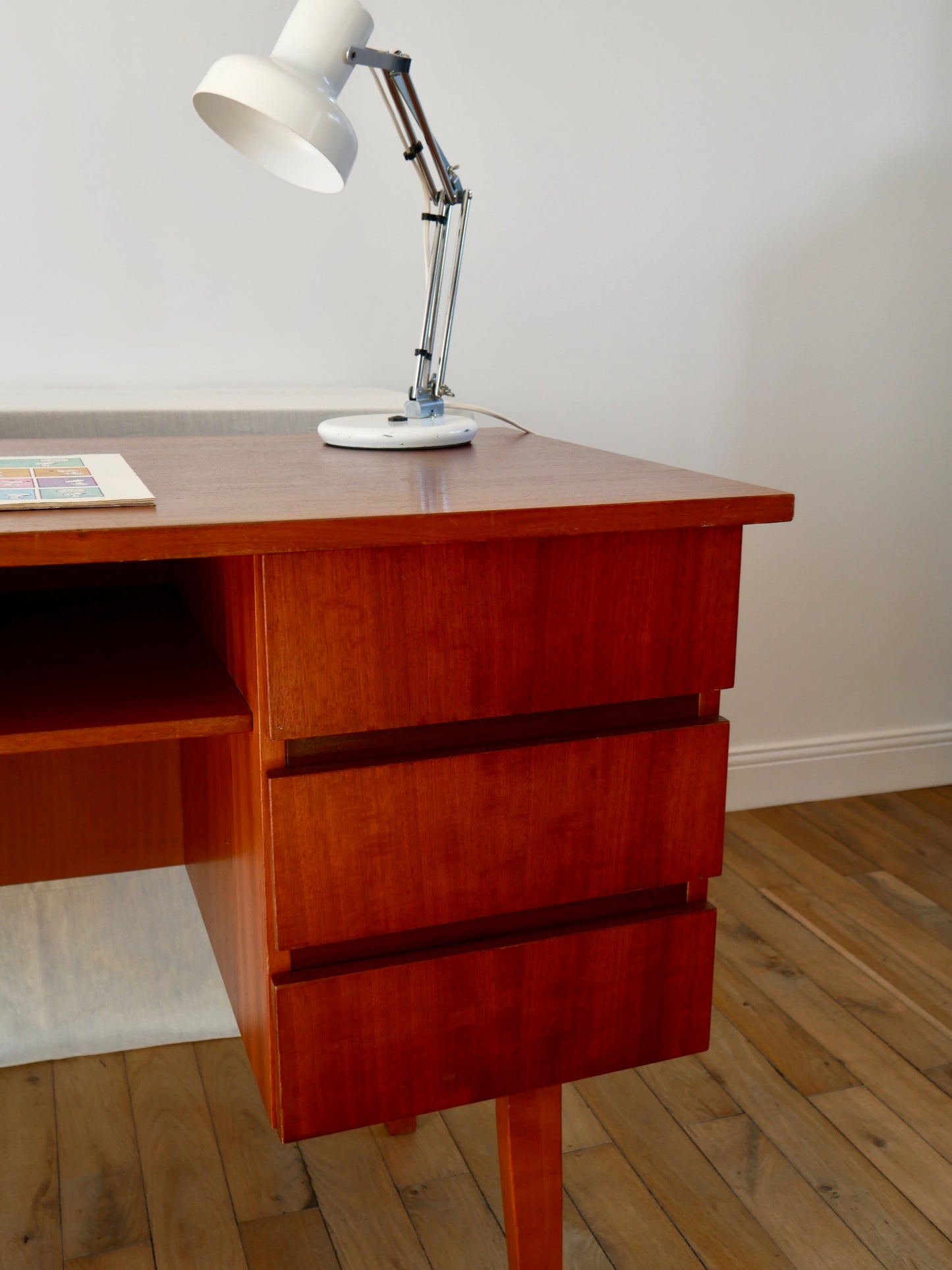 Bureau design scandinave en bois de hêtre Mid Century Circa 1950