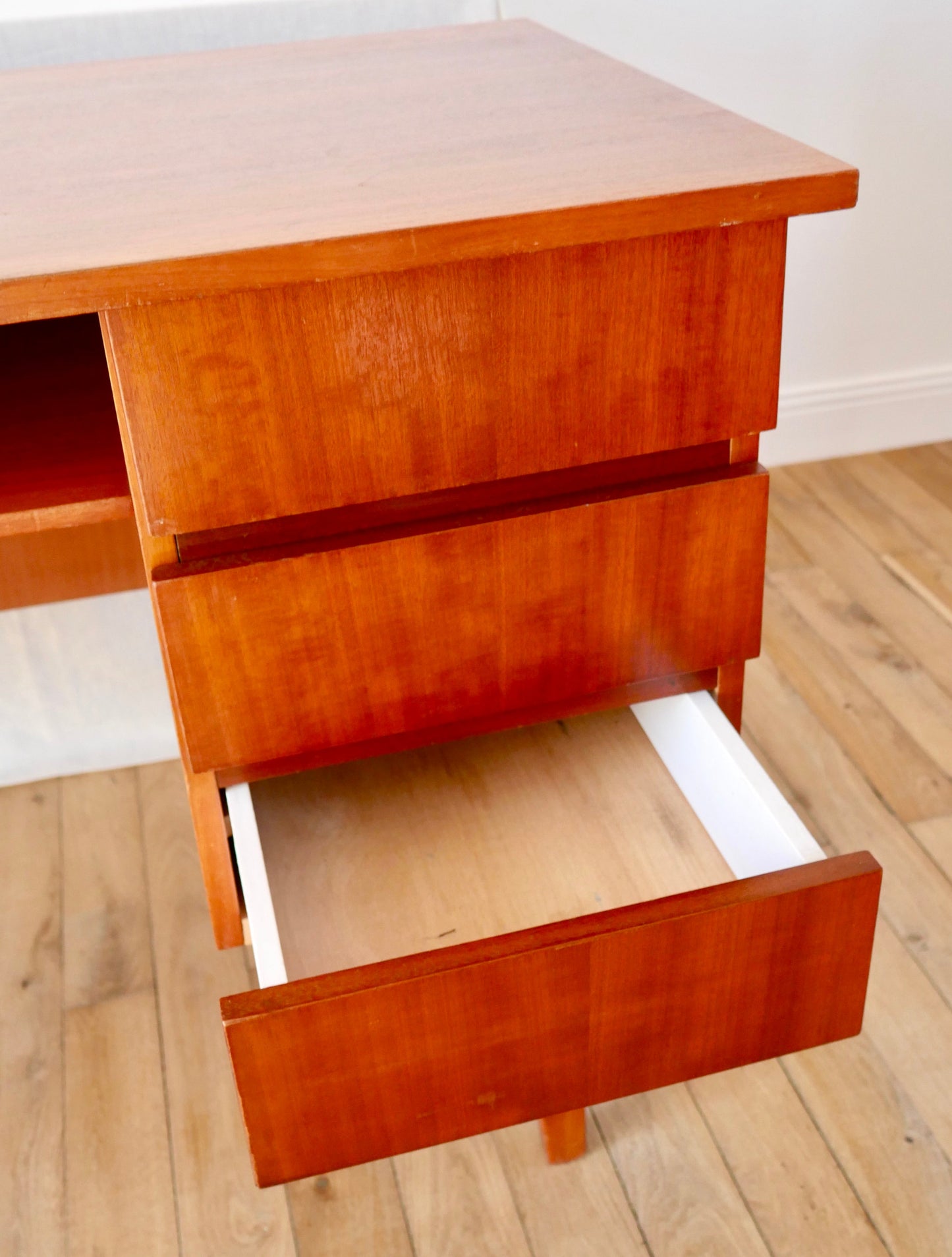 Bureau design scandinave en bois de hêtre Mid Century Circa 1950