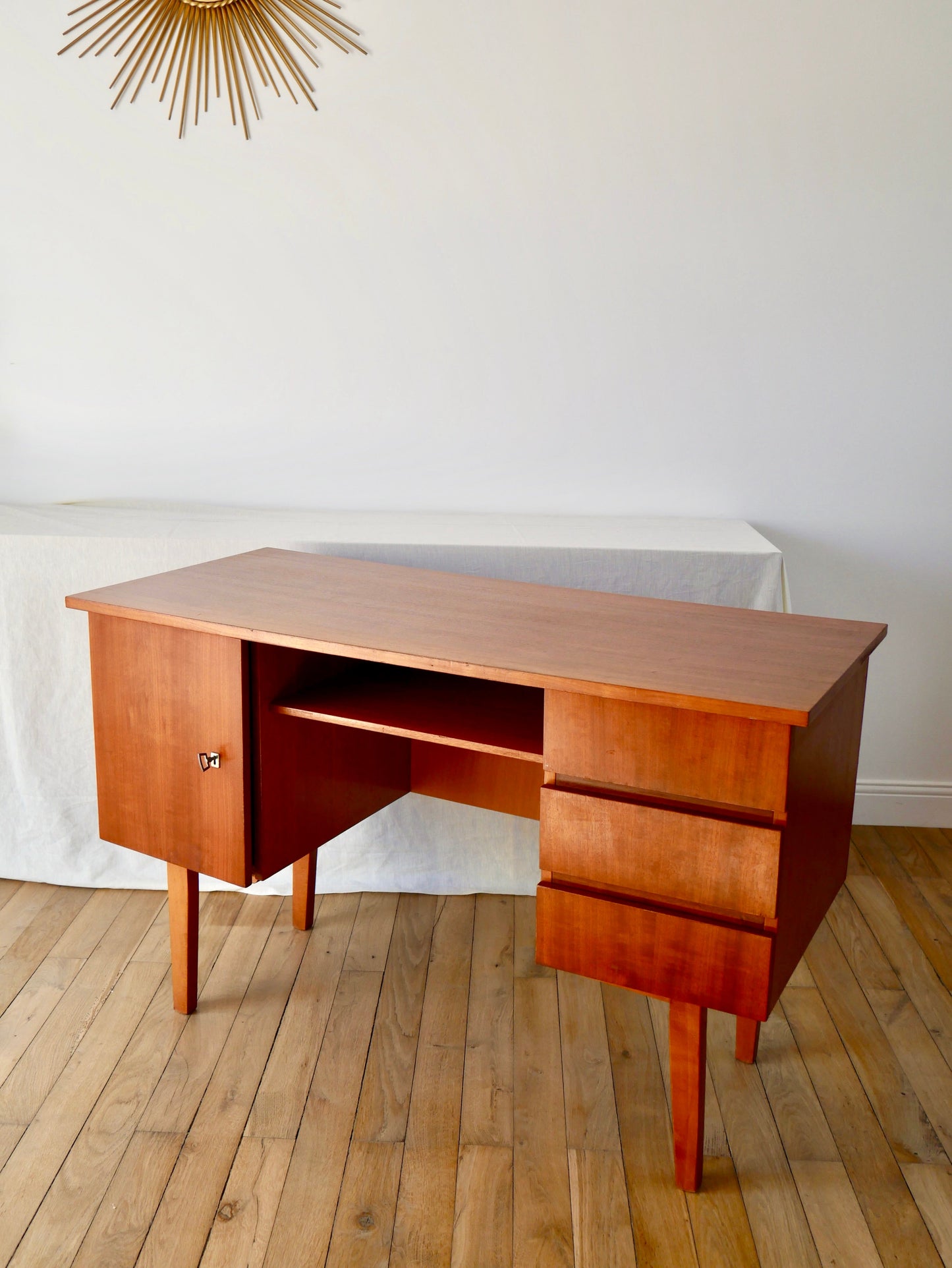 Bureau design scandinave en bois de hêtre Mid Century Circa 1950