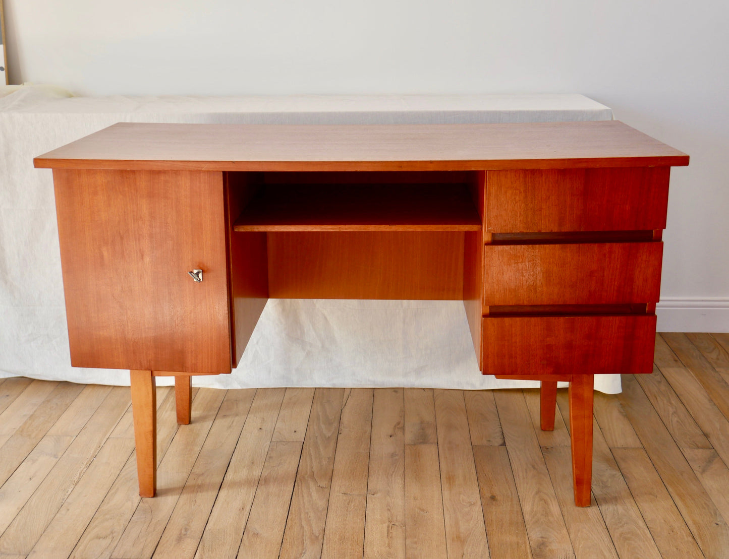 Bureau design scandinave en bois de hêtre Mid Century Circa 1950