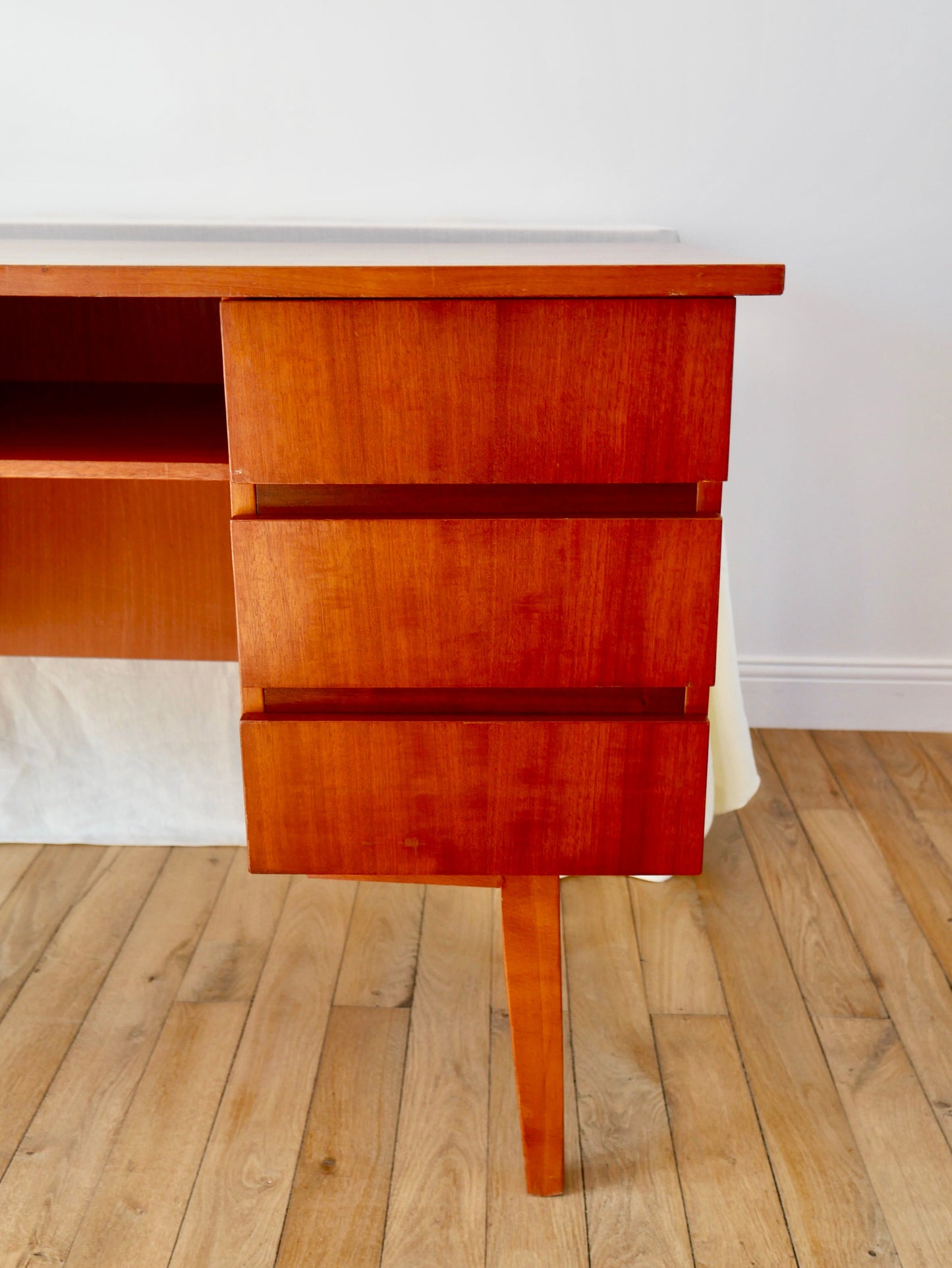 Bureau design scandinave en bois de hêtre Mid Century Circa 1950