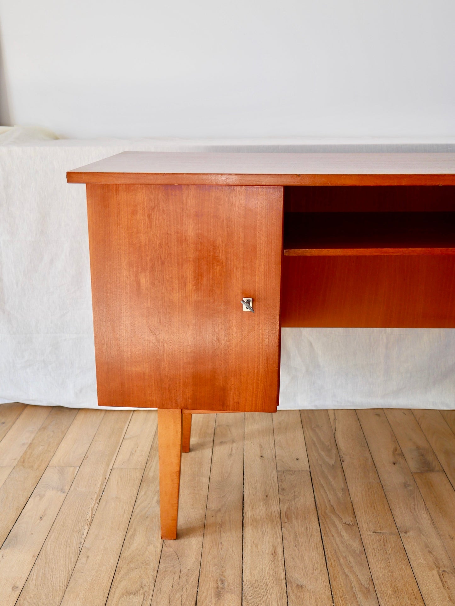 Bureau design scandinave en bois de hêtre Mid Century Circa 1950