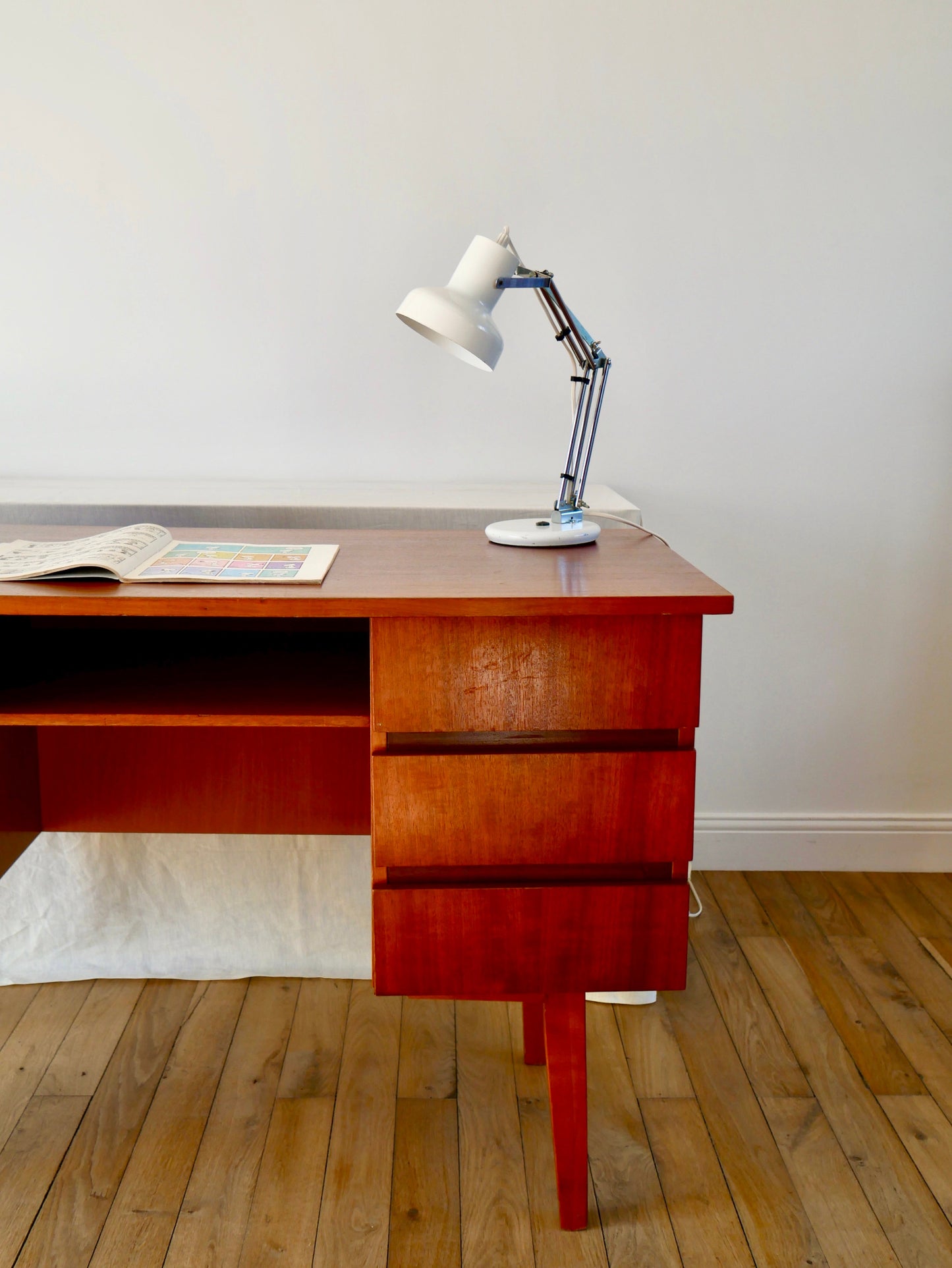 Bureau design scandinave en bois de hêtre Mid Century Circa 1950