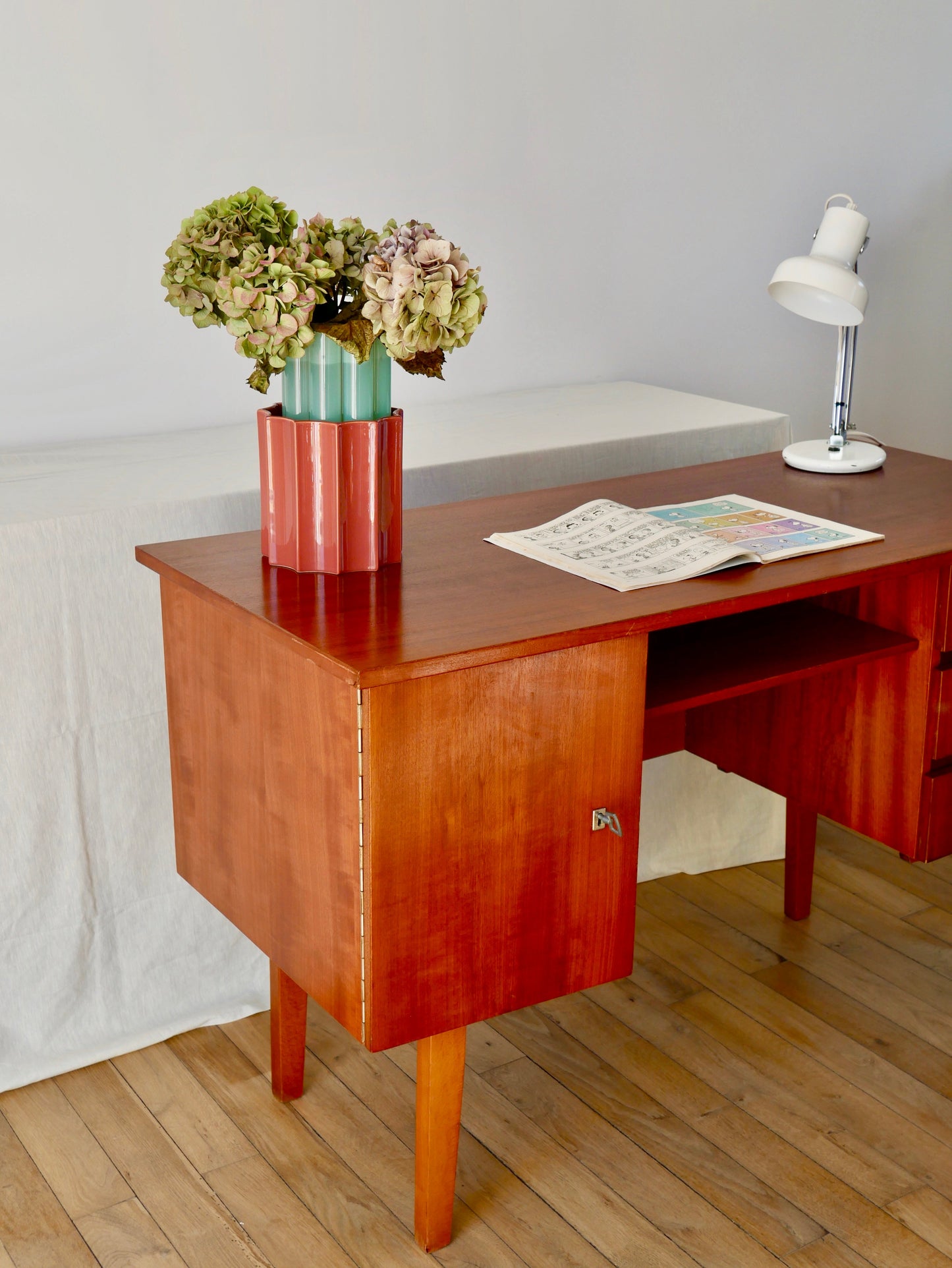 Bureau design scandinave en bois de hêtre Mid Century Circa 1950