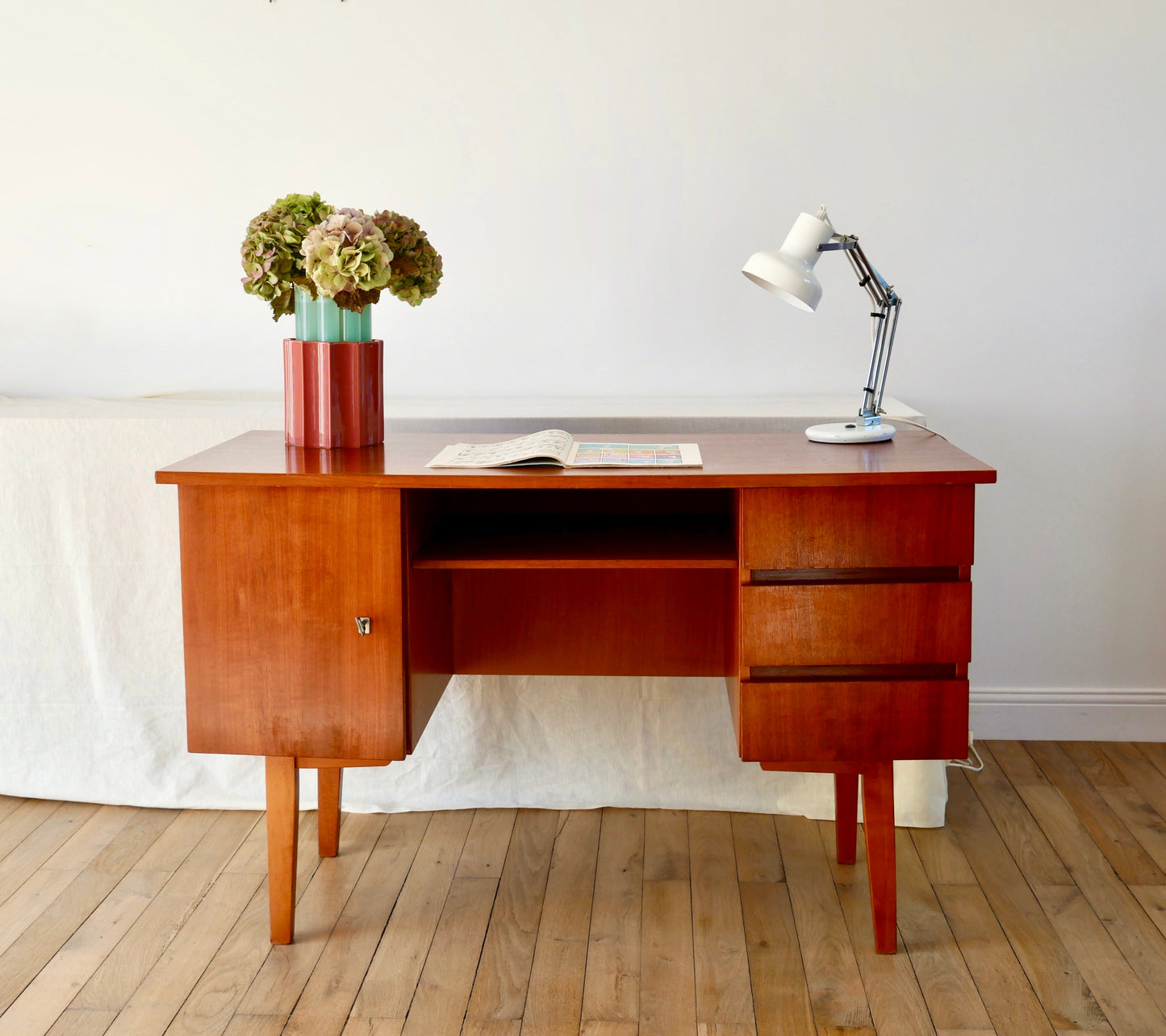 Bureau design scandinave en bois de hêtre Mid Century Circa 1950