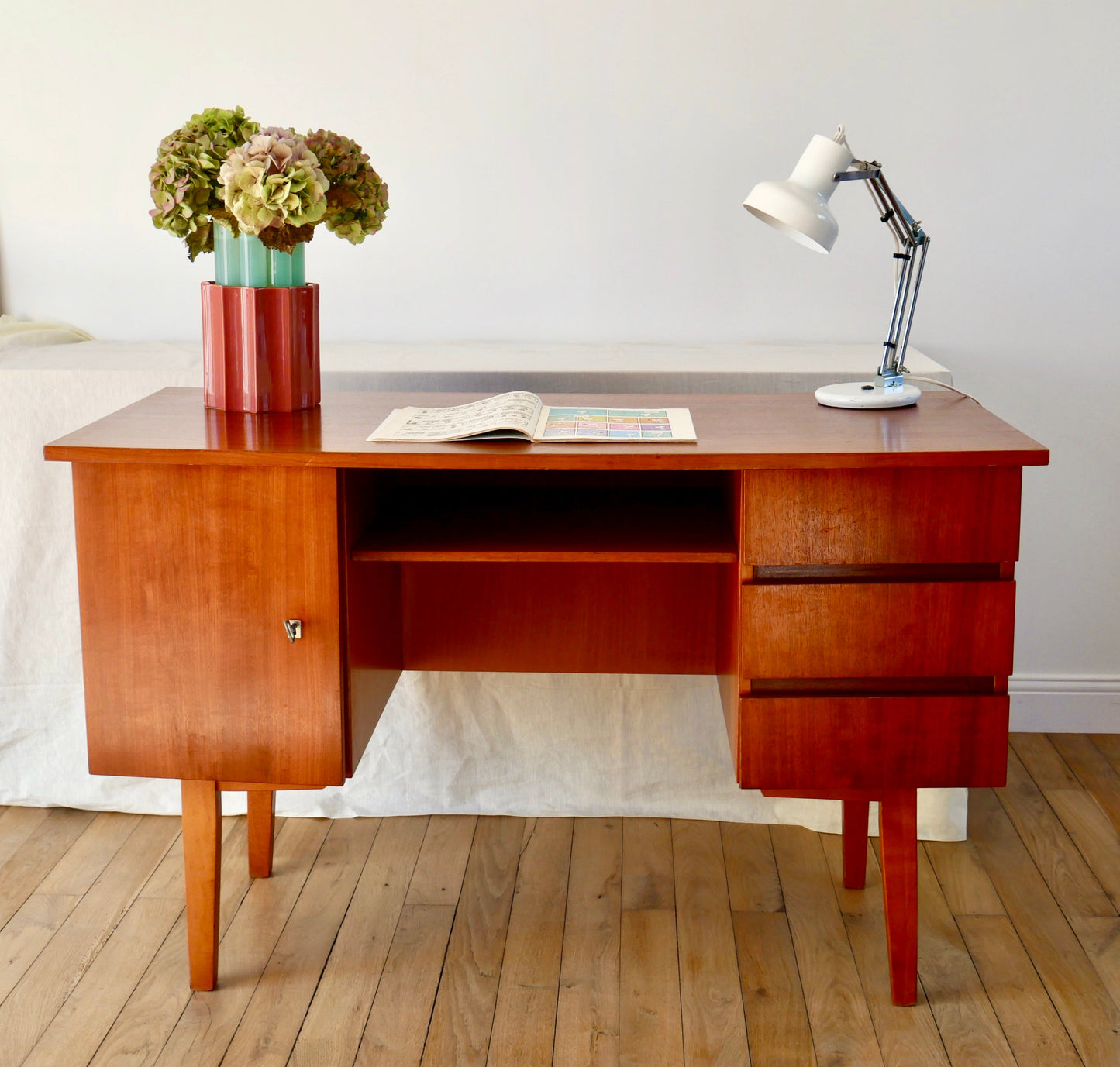 Bureau design scandinave en bois de hêtre Mid Century Circa 1950