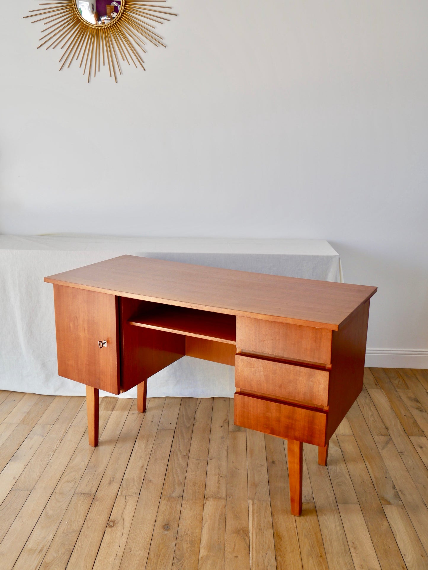 Bureau design scandinave en bois de hêtre Mid Century Circa 1950