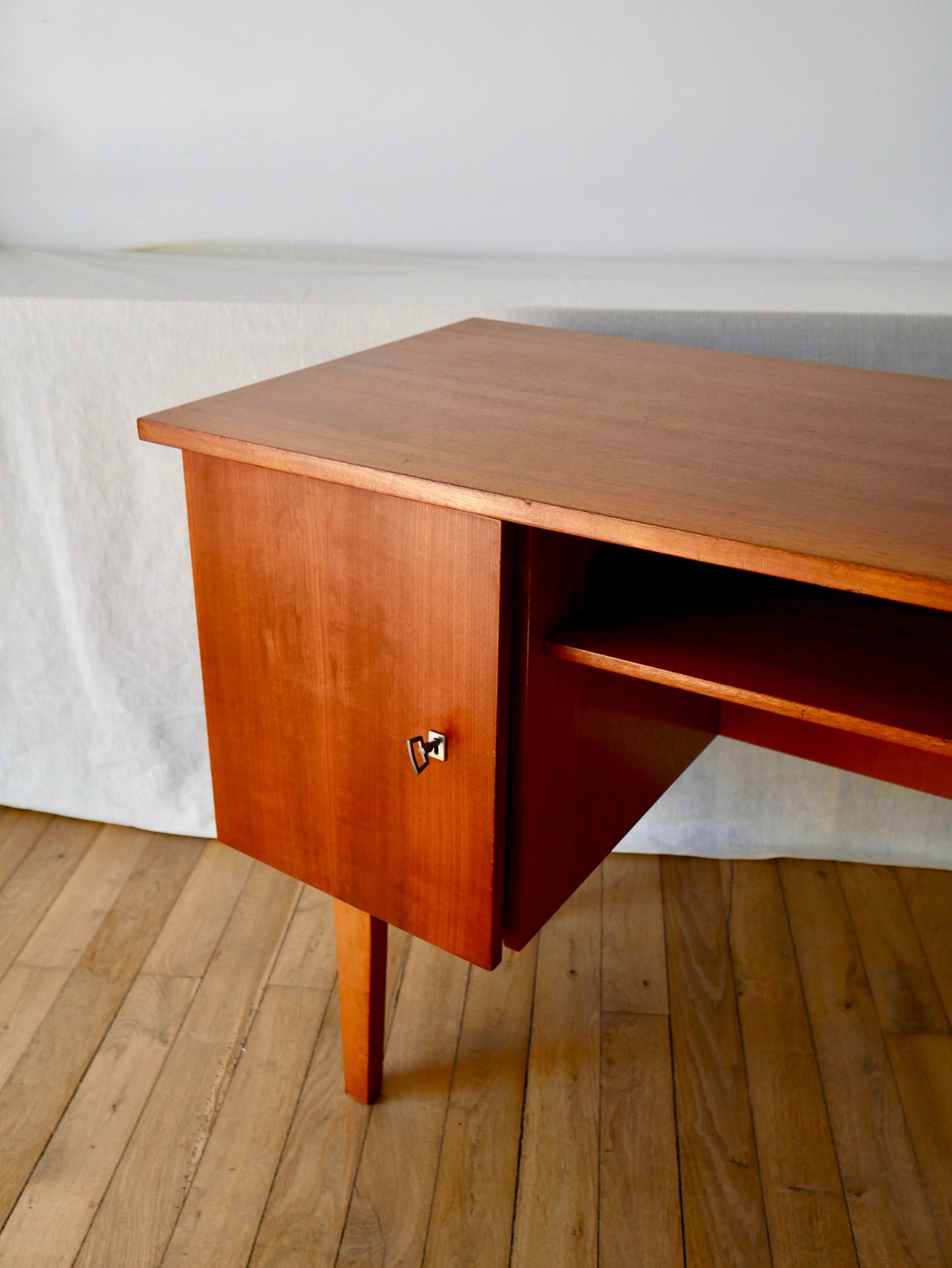 Bureau design scandinave en bois de hêtre Mid Century Circa 1950