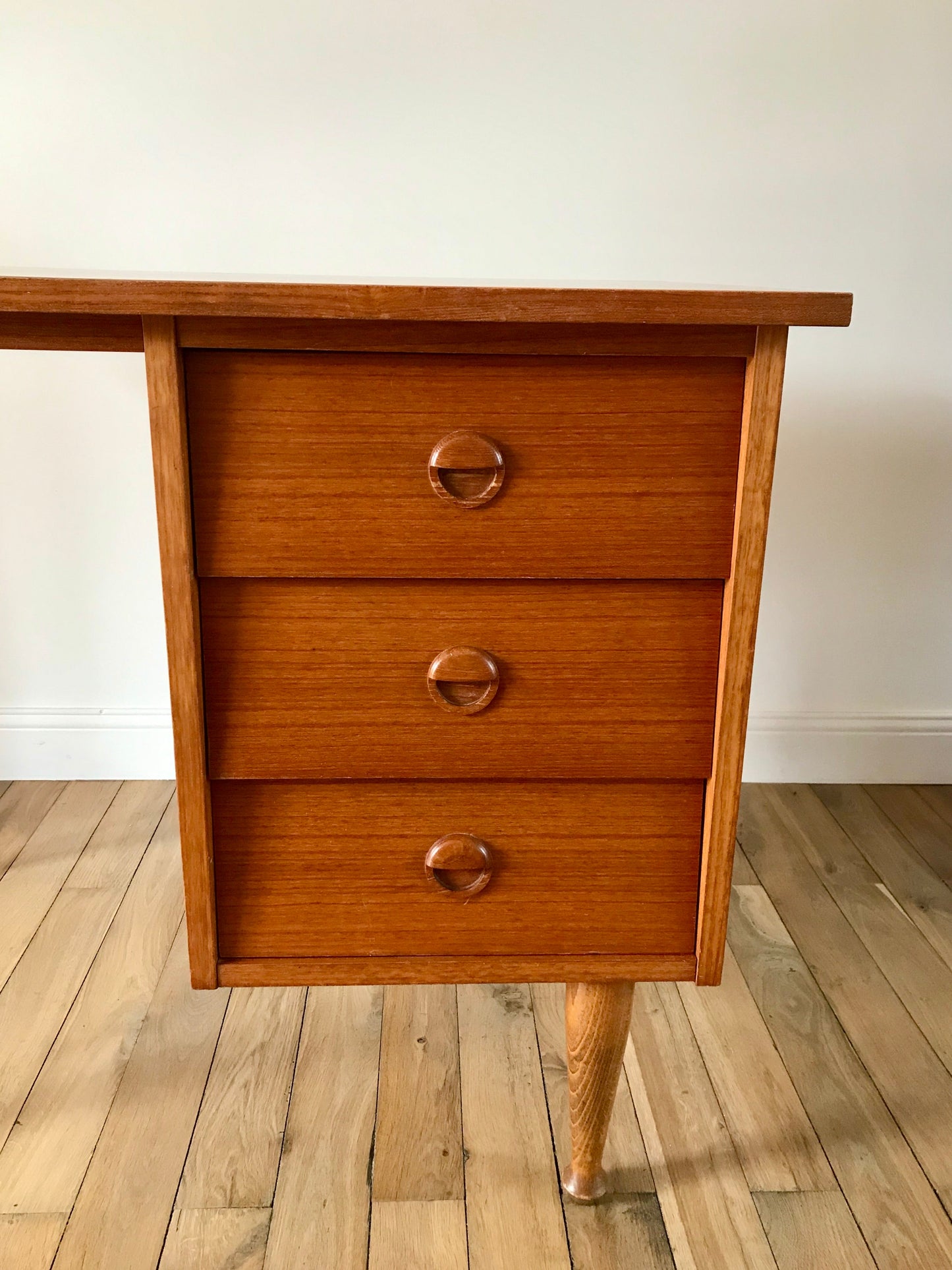 Bureau design scandinave en hêtre Mid Century Circa 1950