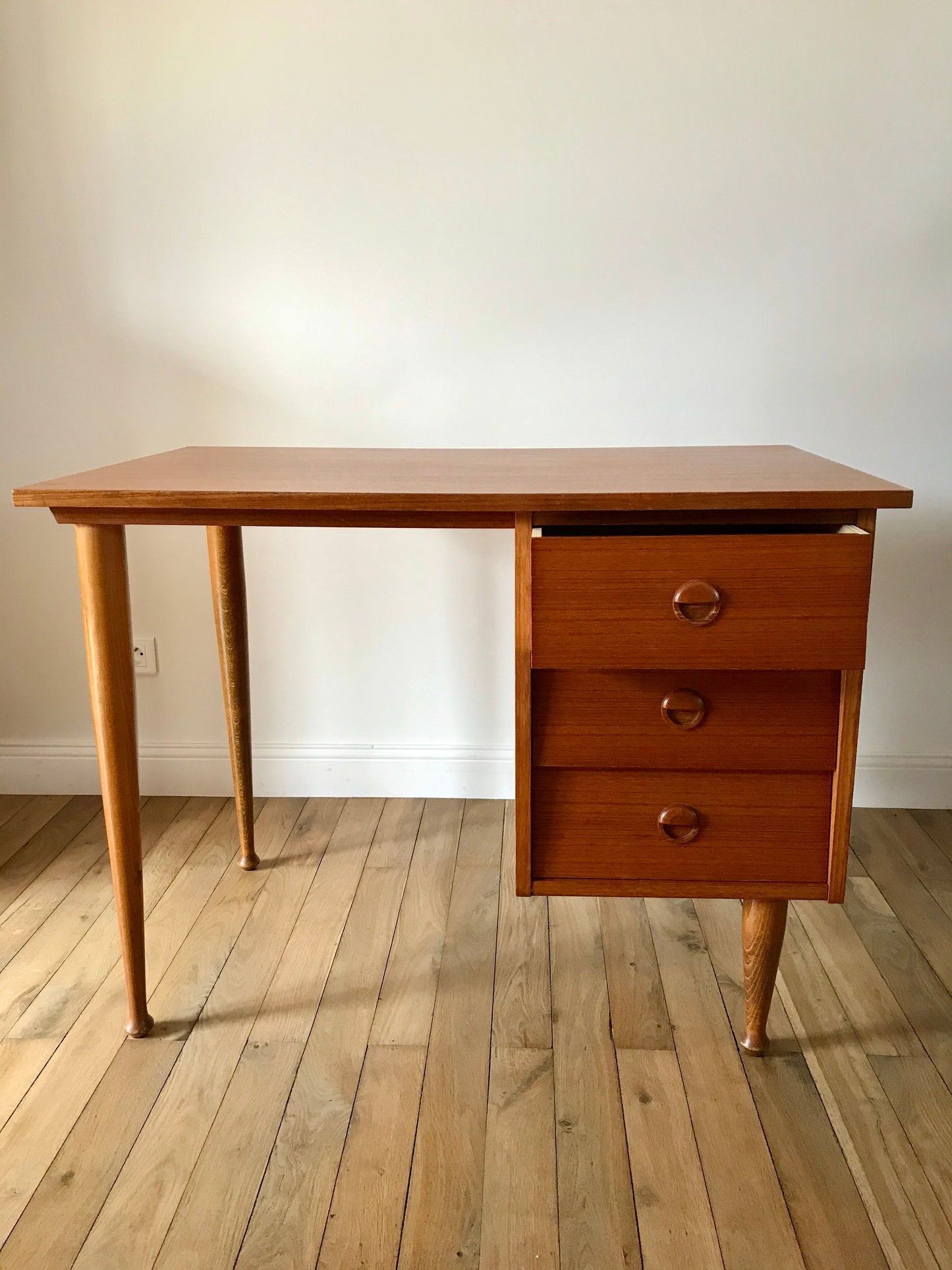 Bureau design scandinave en hêtre Mid Century Circa 1950