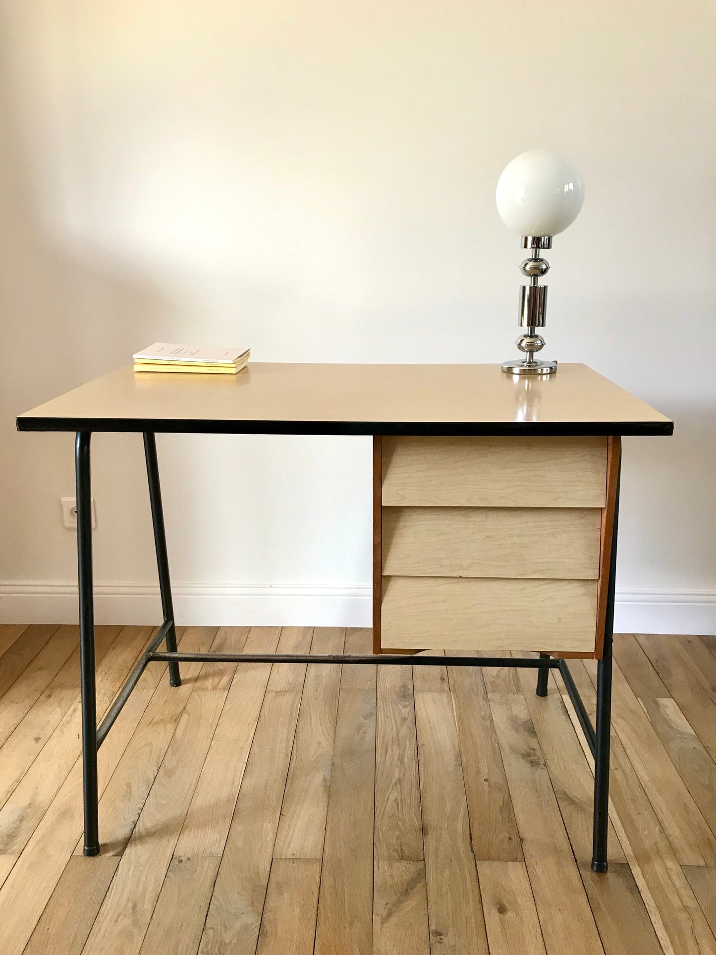 Bureau design en formica hêtre et métal noir Mid-Century Circa 1960